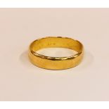 A 22CT GOLD WEDDING BAND.