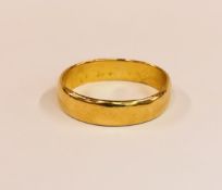 A 22CT GOLD WEDDING BAND.