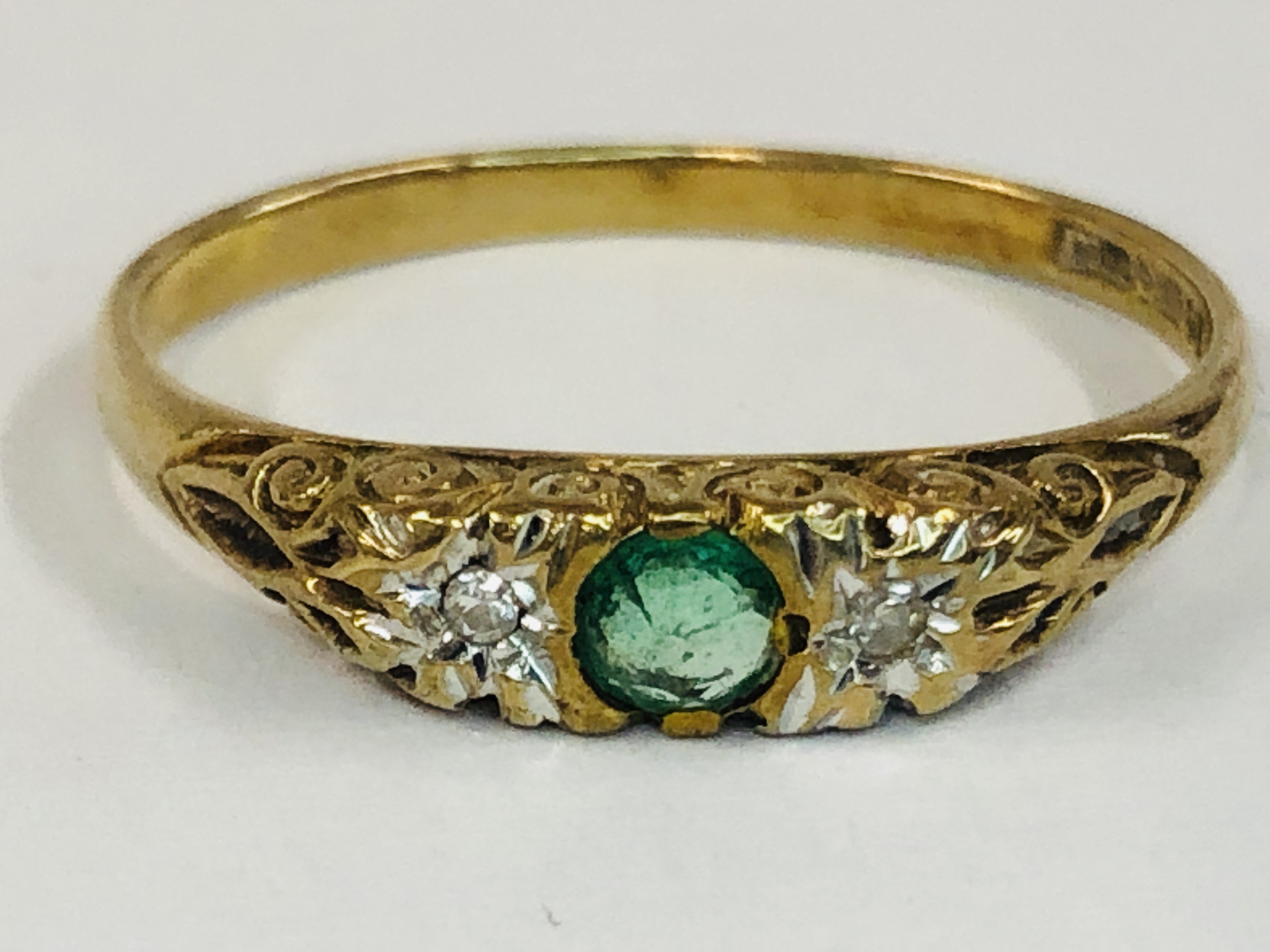 A 9CT GOLD TWO STONE DIAMOND RING SET WITH A CENTRAL GREEN STONE. - Image 6 of 8