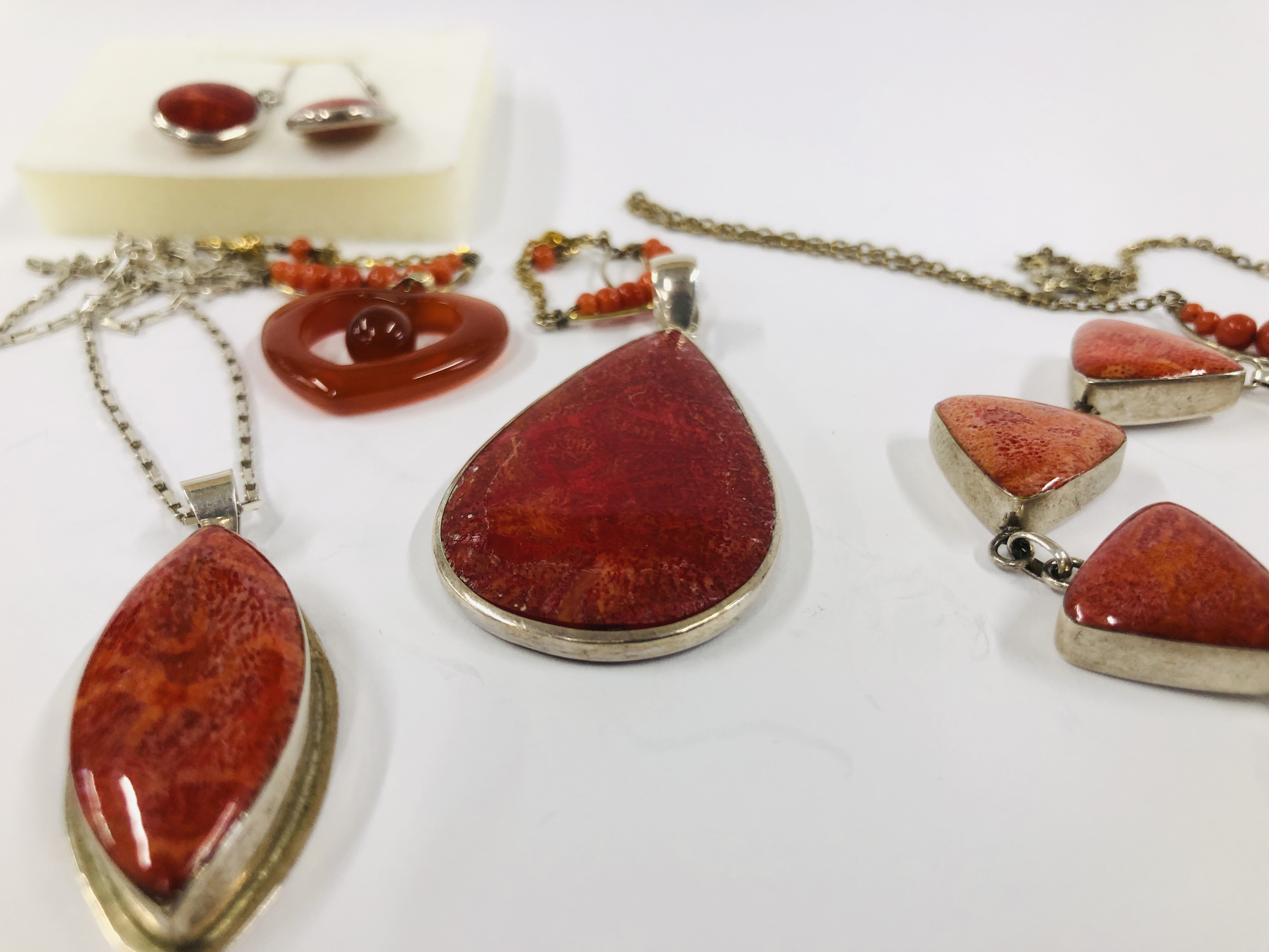 A COLLECTION OF ASSORTED MODERN AND VINTAGE SILVER STONE SET JEWELLERY TO INCLUDE A SILVER CORAL - Image 4 of 8