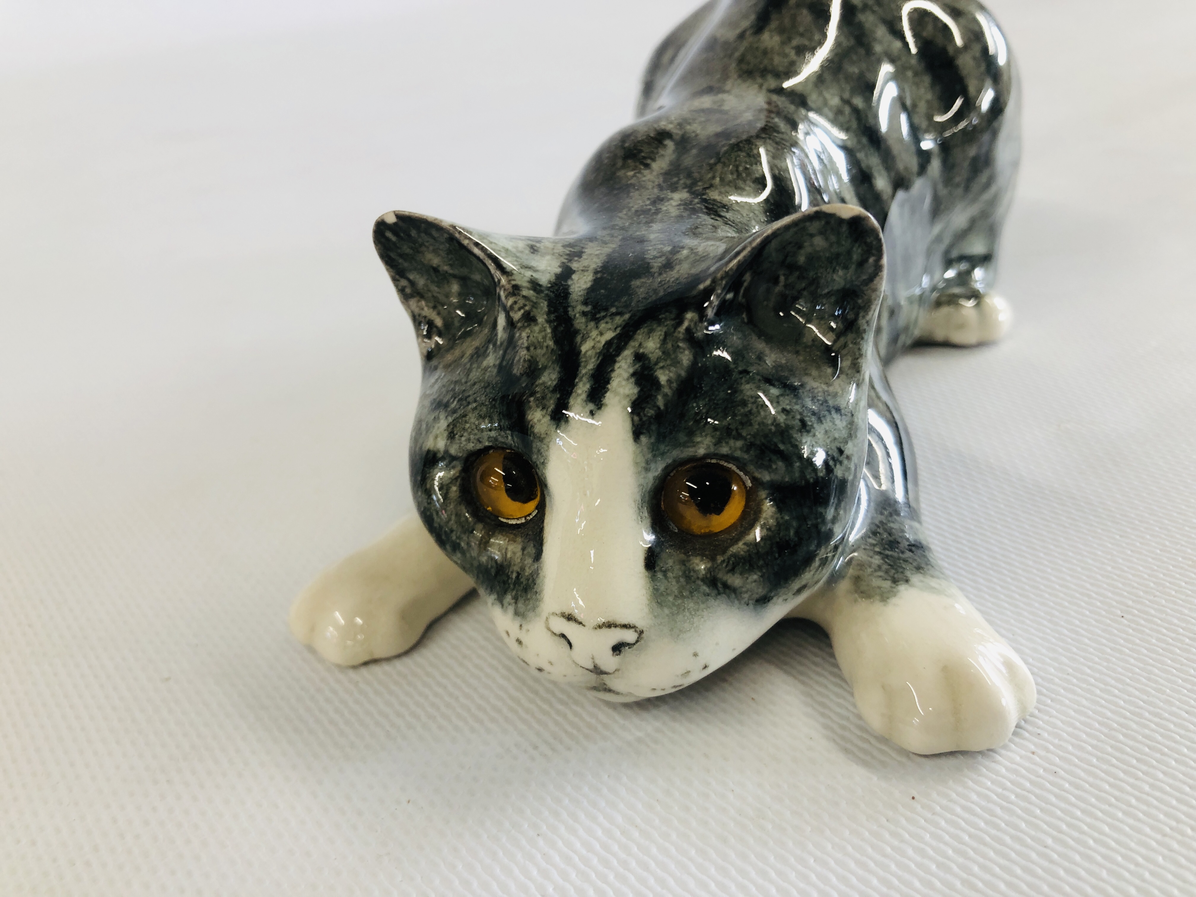 A POTTERY EXAMPLE OF A GREY CAT "READY TO PLAY" SIGNED TO THE BASE MIKE HINTON, H 8CM X L 26CM. - Image 2 of 7