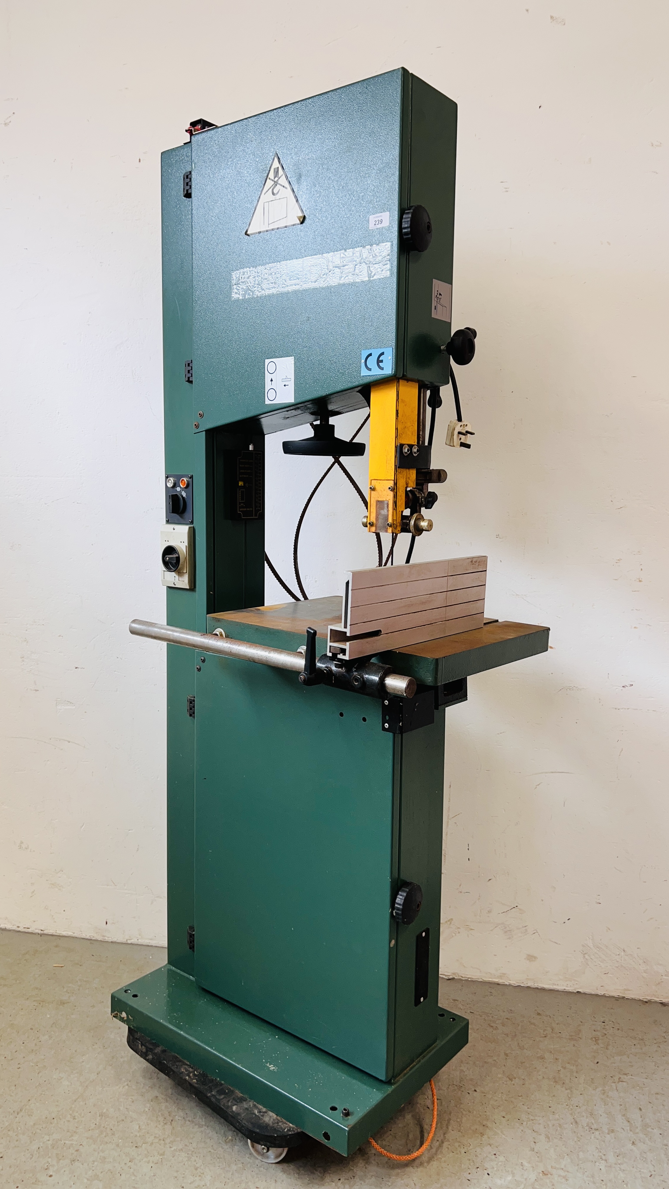 A PROFESSIONAL FELDER COMMERCIAL BANDSAW MODEL FB400 - SOLD AS SEEN.