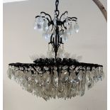 AN IMPRESSIVE ANTIQUE CHANDELIER WITH GLASS DROPLETS - APPROX DIAMETER 85CM X APPROX HEIGHT 75CM -