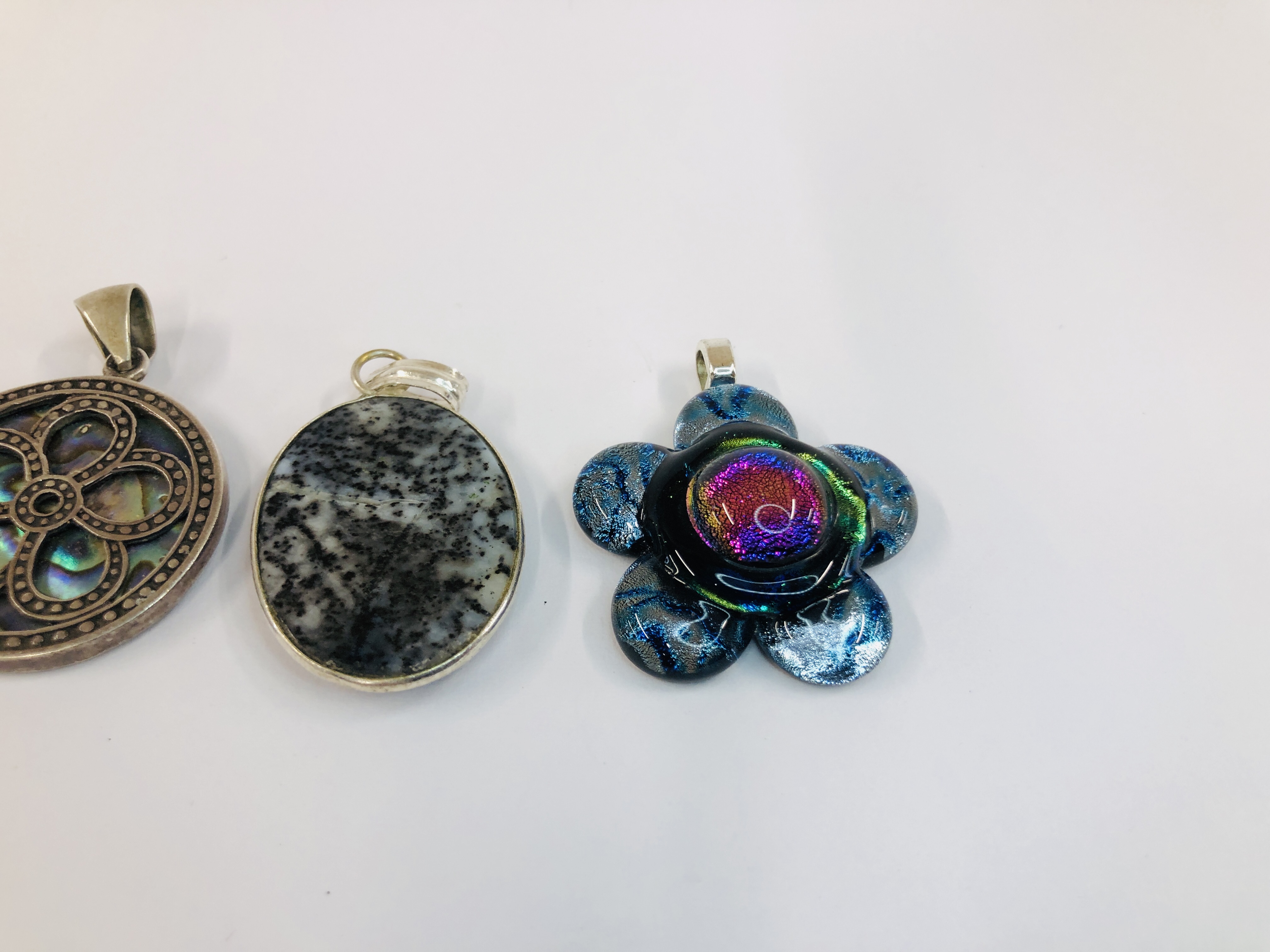 A GROUP OF 7 ASSORTED CONTEMPORARY PENDANTS TO INCLUDE SOME SILVER AND GLASS EXAMPLES. - Image 2 of 4