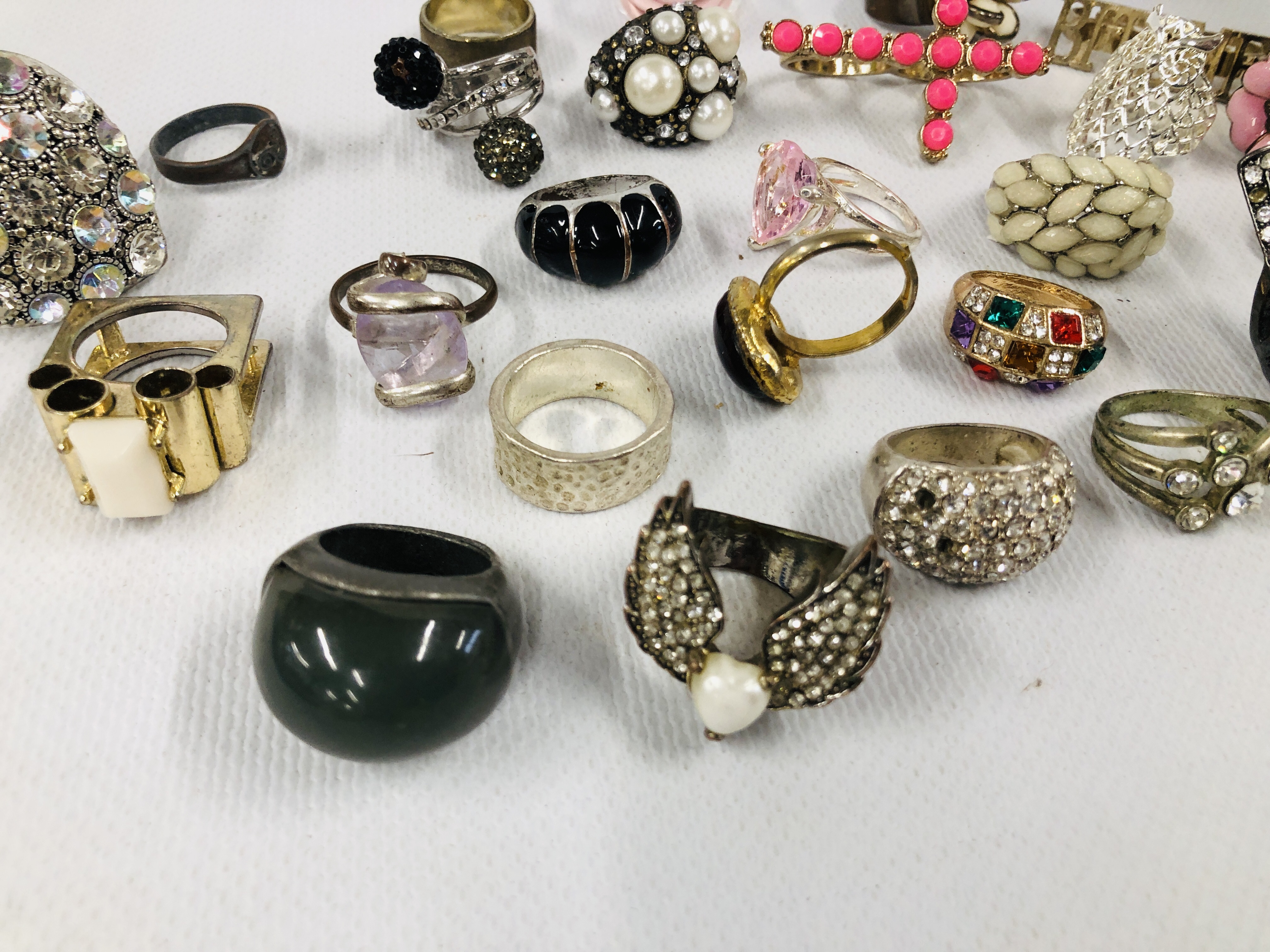 APPROXIMATELY 28 COSTUME RINGS TO INCLUDE SILVER EXAMPLES. - Image 6 of 6