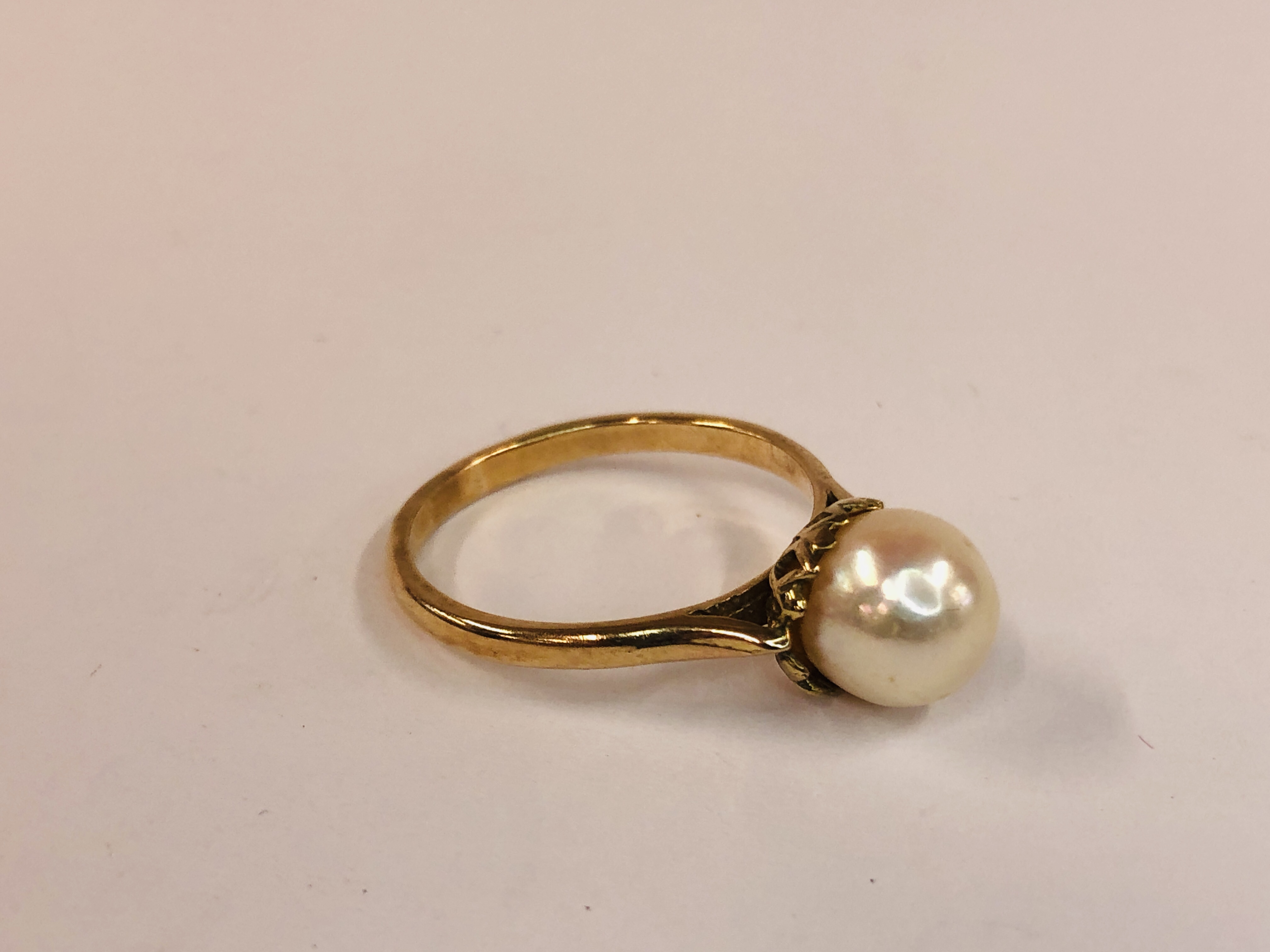 A 9CT GOLD RING SET WITH A SINGLE CENTRAL PEARL. - Image 5 of 7