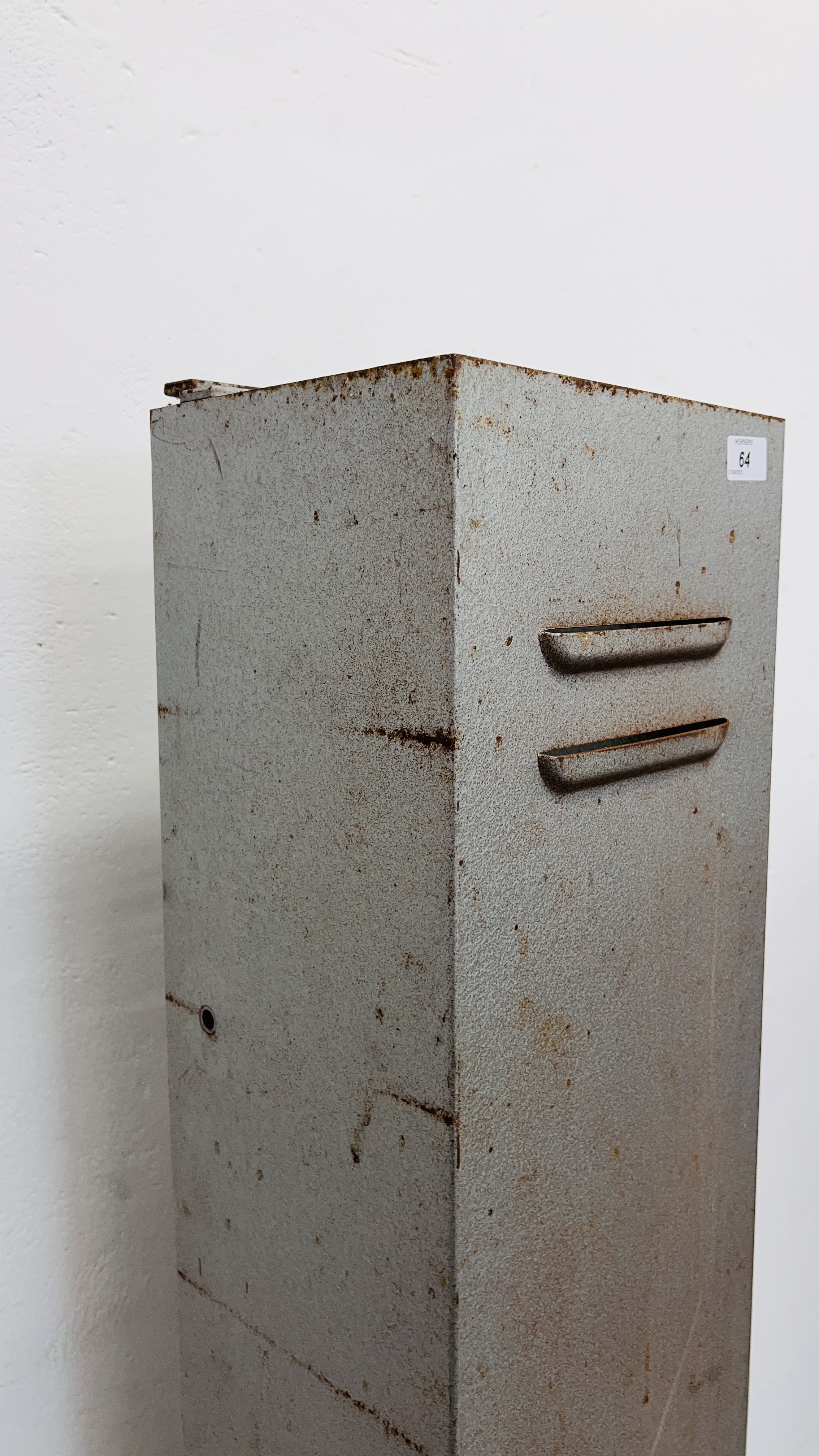 A STEEL WALL MOUNTED SECURITY CABINET COMPLETE WITH KEY. - Image 3 of 5