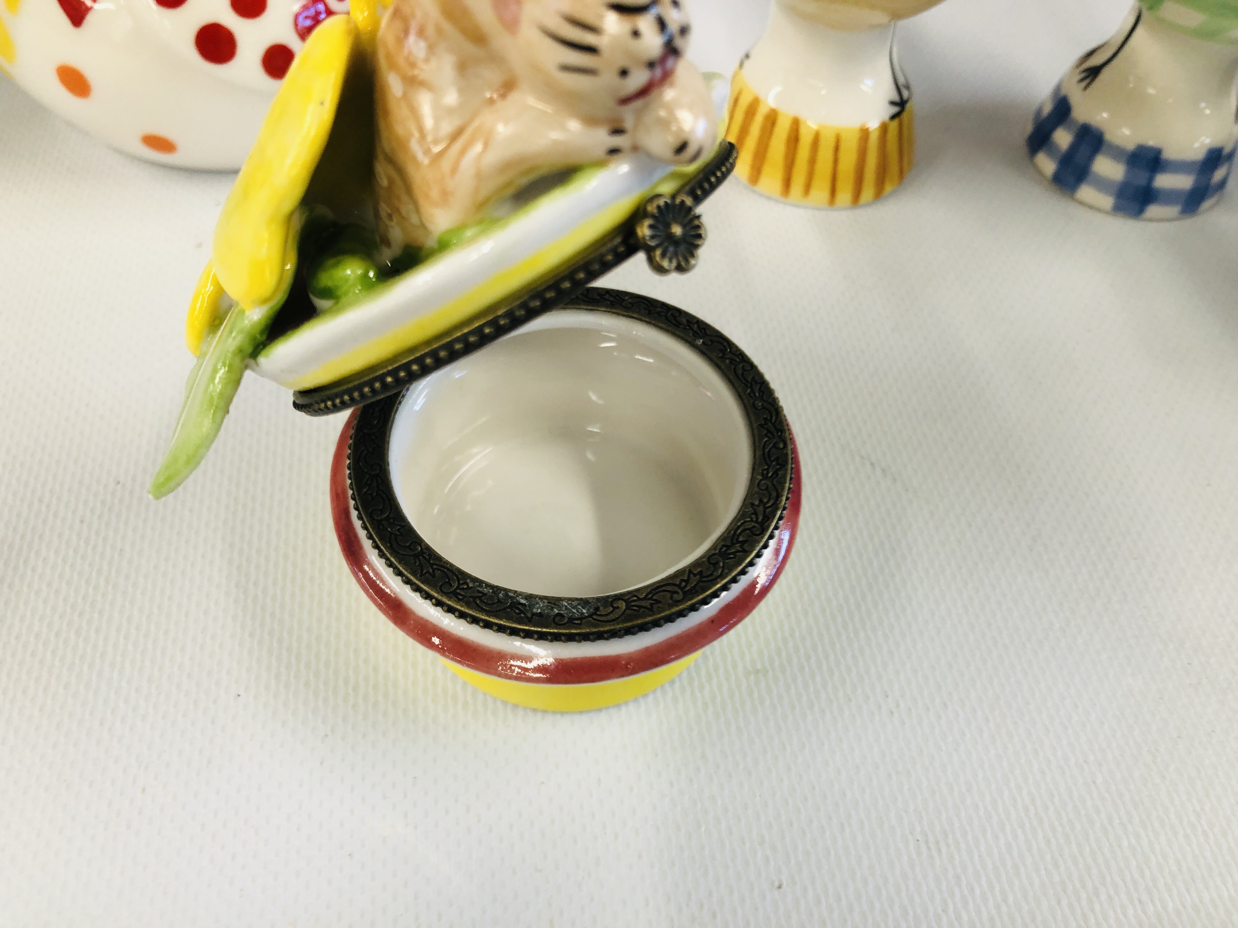 A COLLECTION OF 8 PAIRS OF VILLEROY & BOCH PERCELAIN FARM YARD CHARACTERS IN THE FORM OF COW CREAM - Image 8 of 9