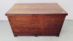 A HEAVY OAK BLANKET BOX, W 95CM, D 55CM, H 53CM.