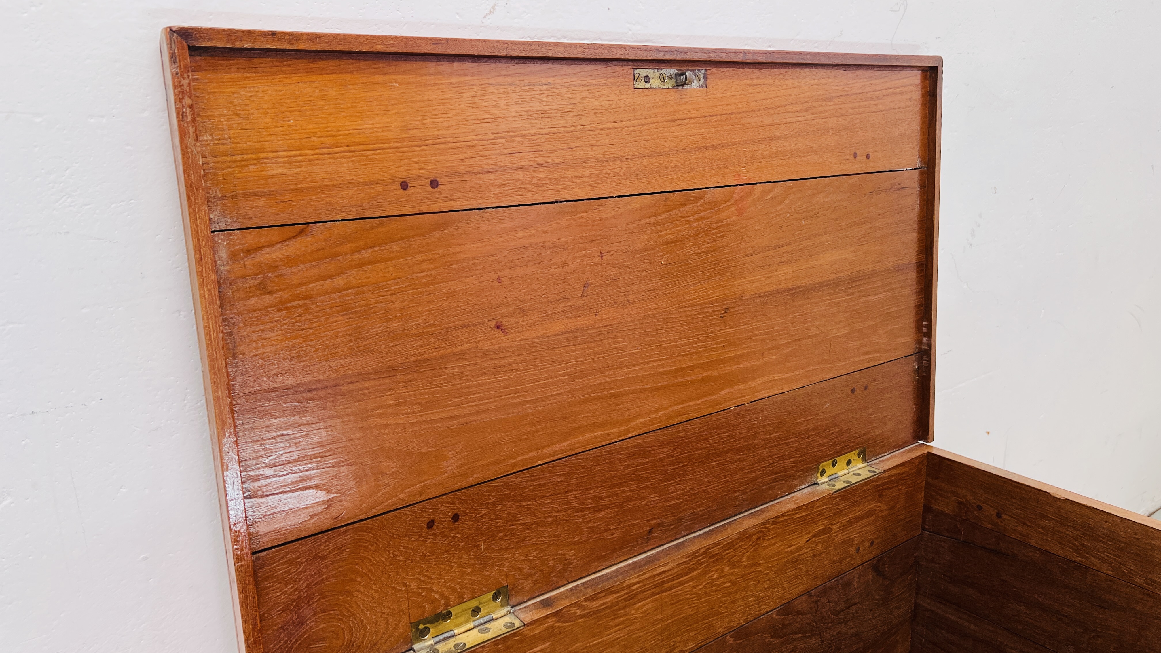 A HEAVY OAK BLANKET BOX, W 95CM, D 55CM, H 53CM. - Image 6 of 12