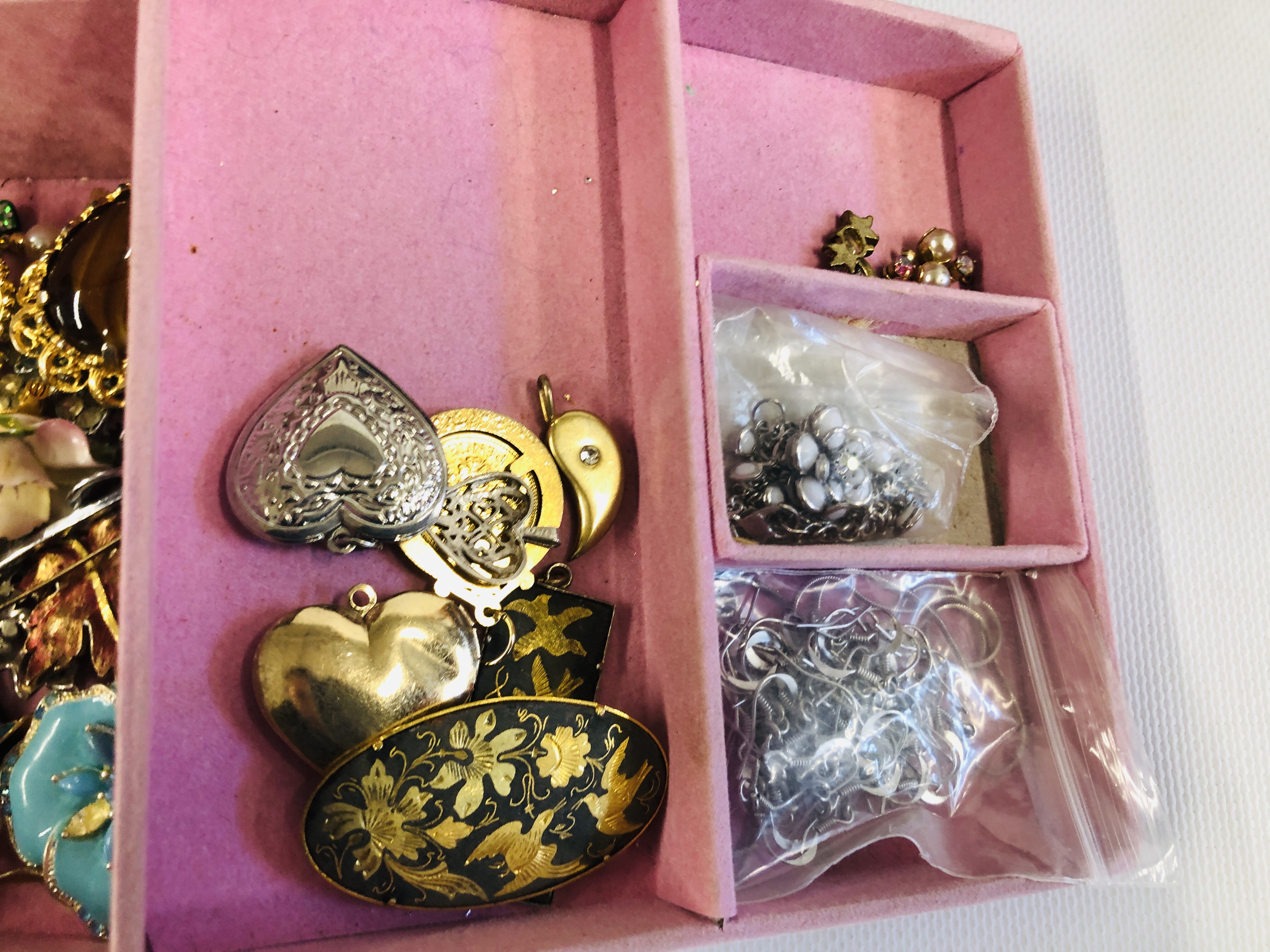 A BOXED SMALL PINK FAUX LEATHER JEWELLERY BOX ALONG WITH REPRODUCTION MUSICAL JEWELLERY BOX INSET - Image 3 of 8