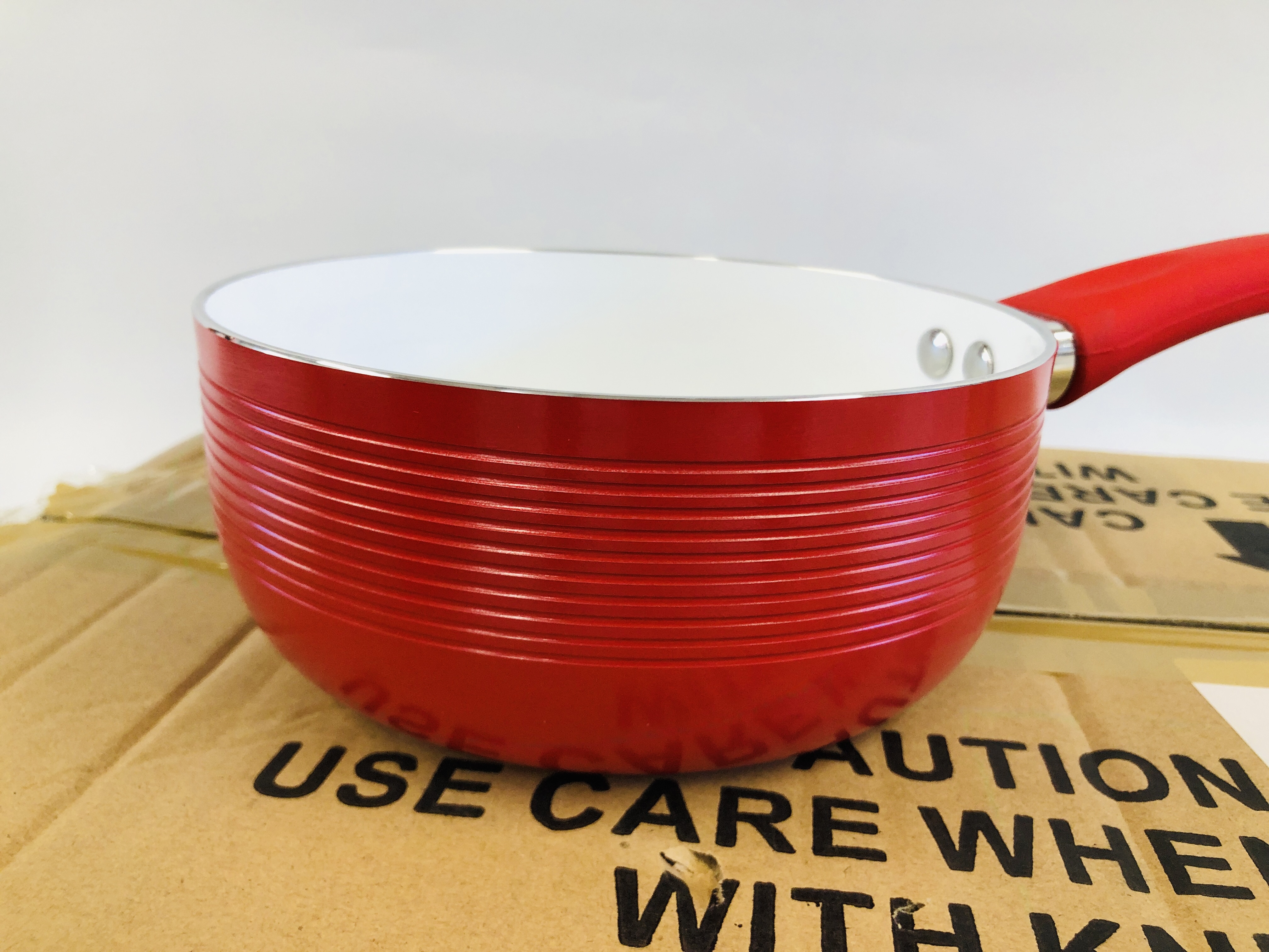 A BOXED AS NEW "STUDIO" 5 PIECE RIBBED CERAMIC NON STICK PAN SET, IN A RED FINISH. - Image 2 of 4