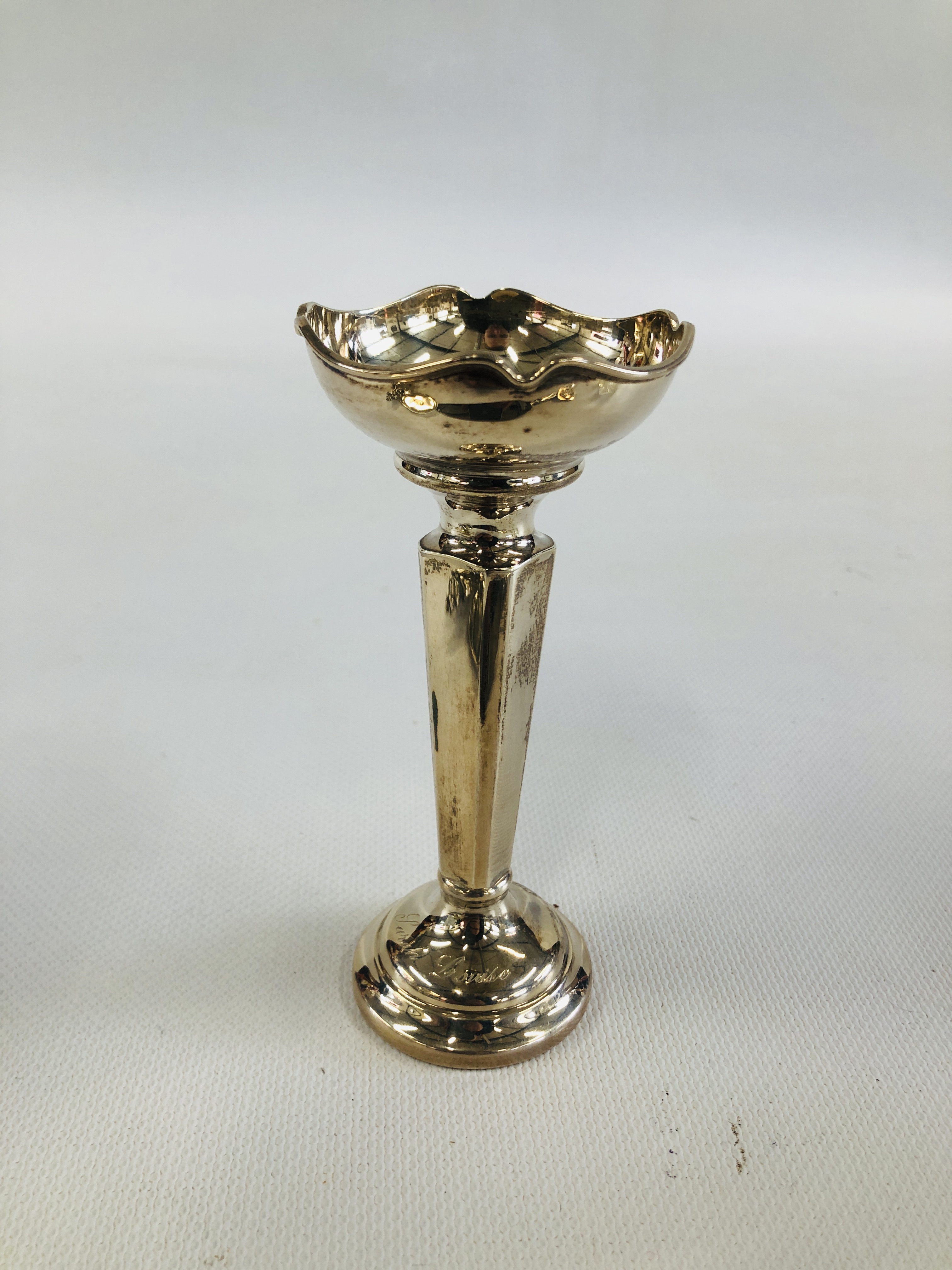 A COLLECTION OF WHITE METAL AND SILVER TO INCLUDE BUD VASE, BRUSH CAKE SLICE ETC. - Image 7 of 20