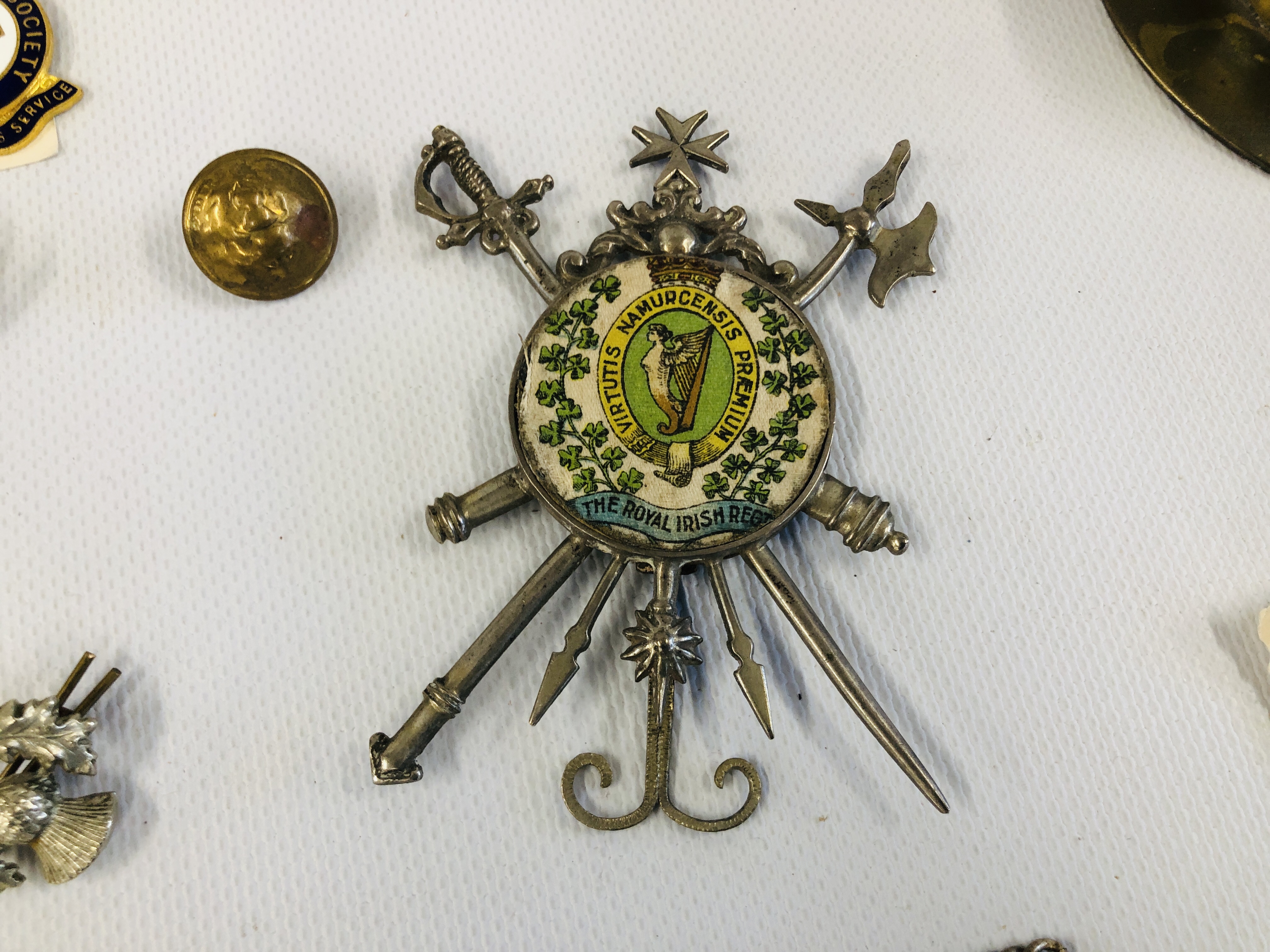 A BOX OF MILITARIA TO INCLUDE BUTTONS, TRENCH ART, COMPASS, SWEETHEART ROYAL IRISH MENU HOLDER ETC. - Image 3 of 13