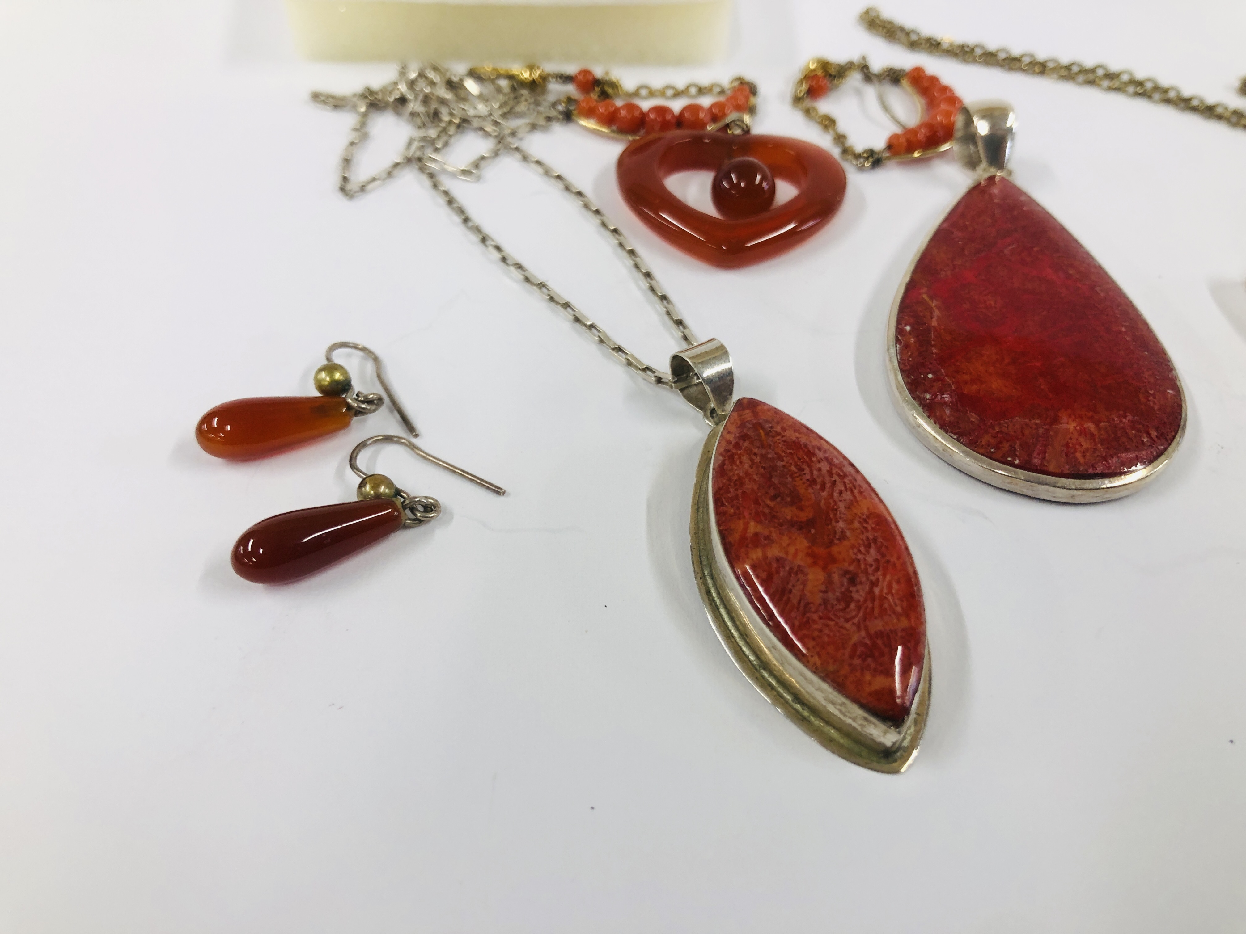 A COLLECTION OF ASSORTED MODERN AND VINTAGE SILVER STONE SET JEWELLERY TO INCLUDE A SILVER CORAL - Image 5 of 8