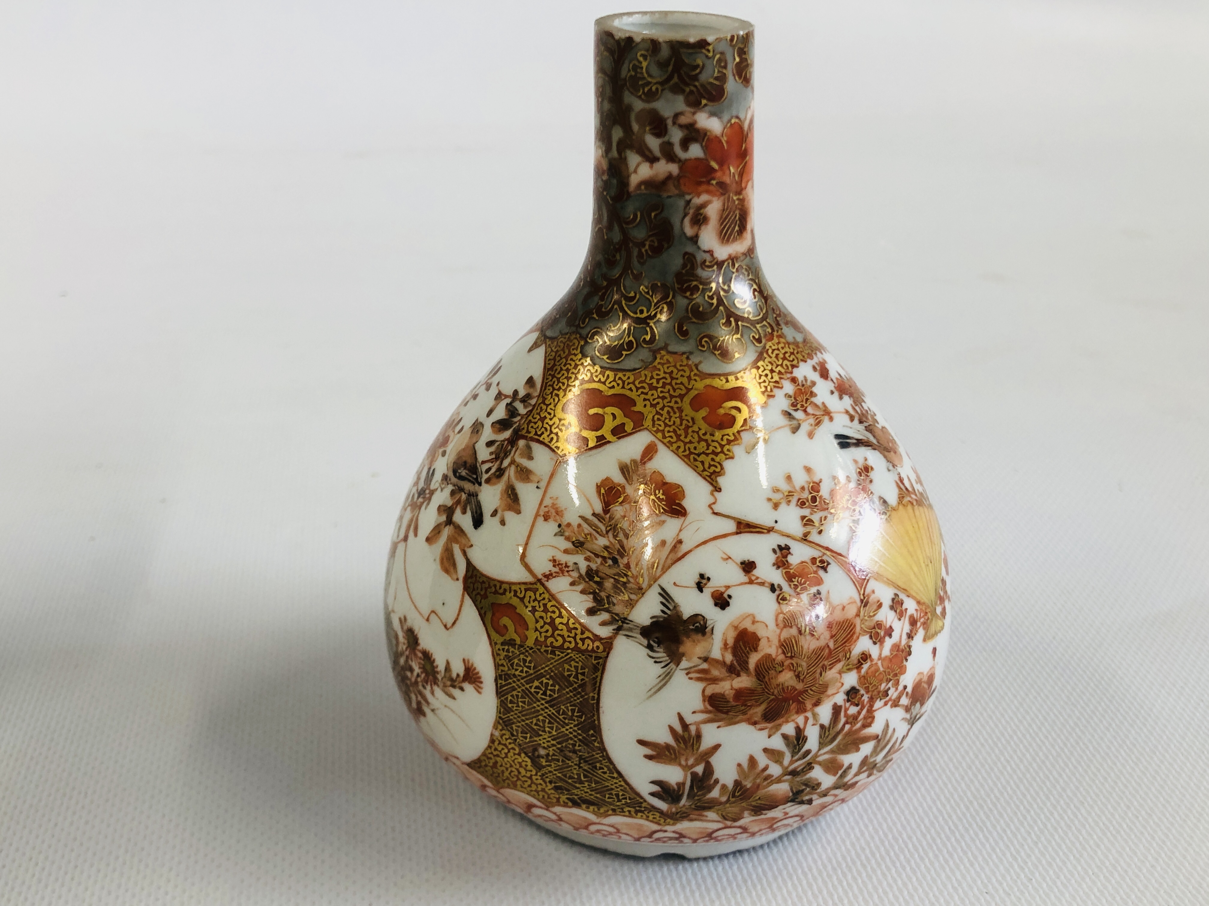 A VINTAGE JAPANESE IMARI BUD VASE, - Image 9 of 17