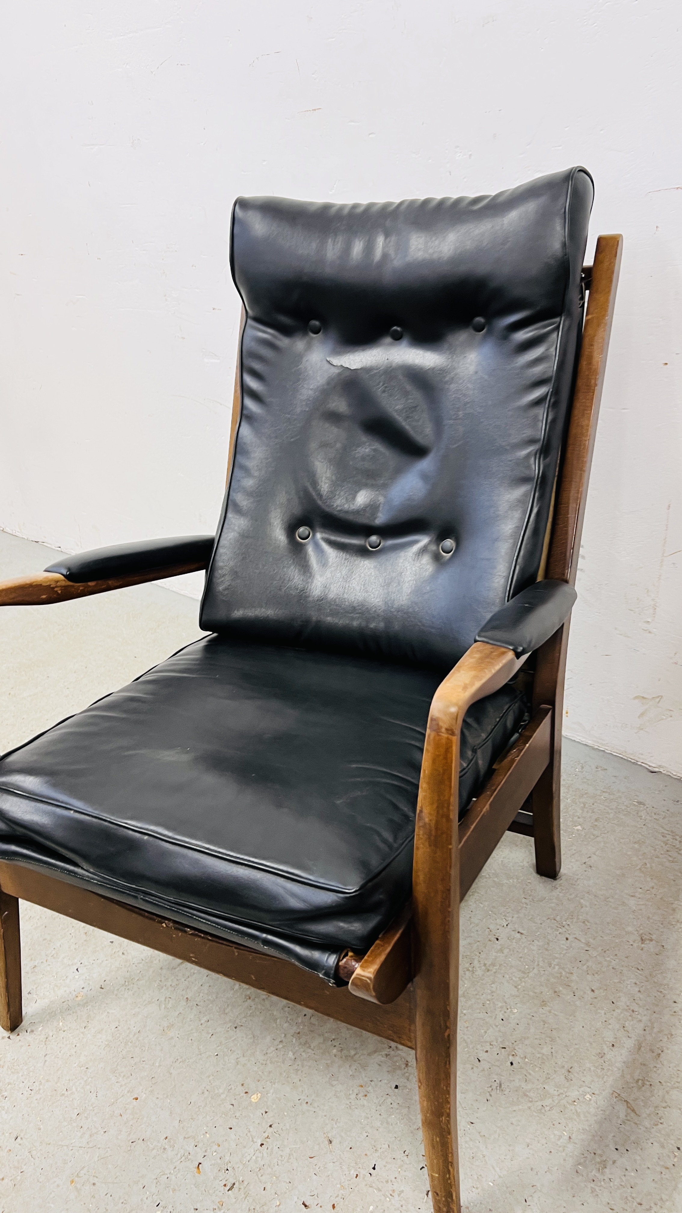 A PAIR OF RETRO CONTEMPORARY BLACK FAUX LEATHER EASY STYLE CHAIR BEARING ORIGINAL MAKERS LABEL - Image 17 of 19