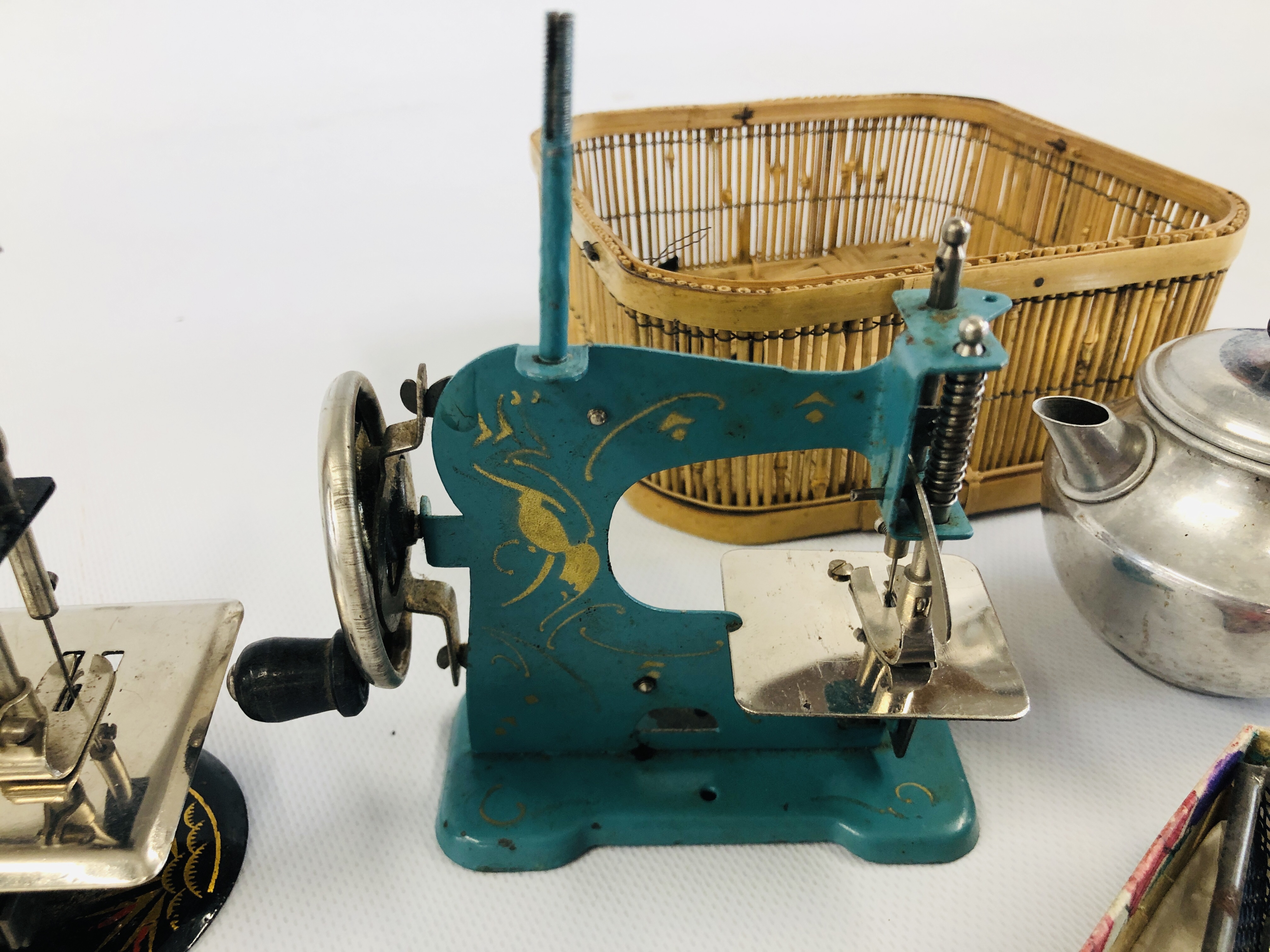 TWO VINTAGE TOY SEWING MACHINES ALONG WITH VINTAGE TOY CUTLERY AND TEAWARE. - Image 8 of 8