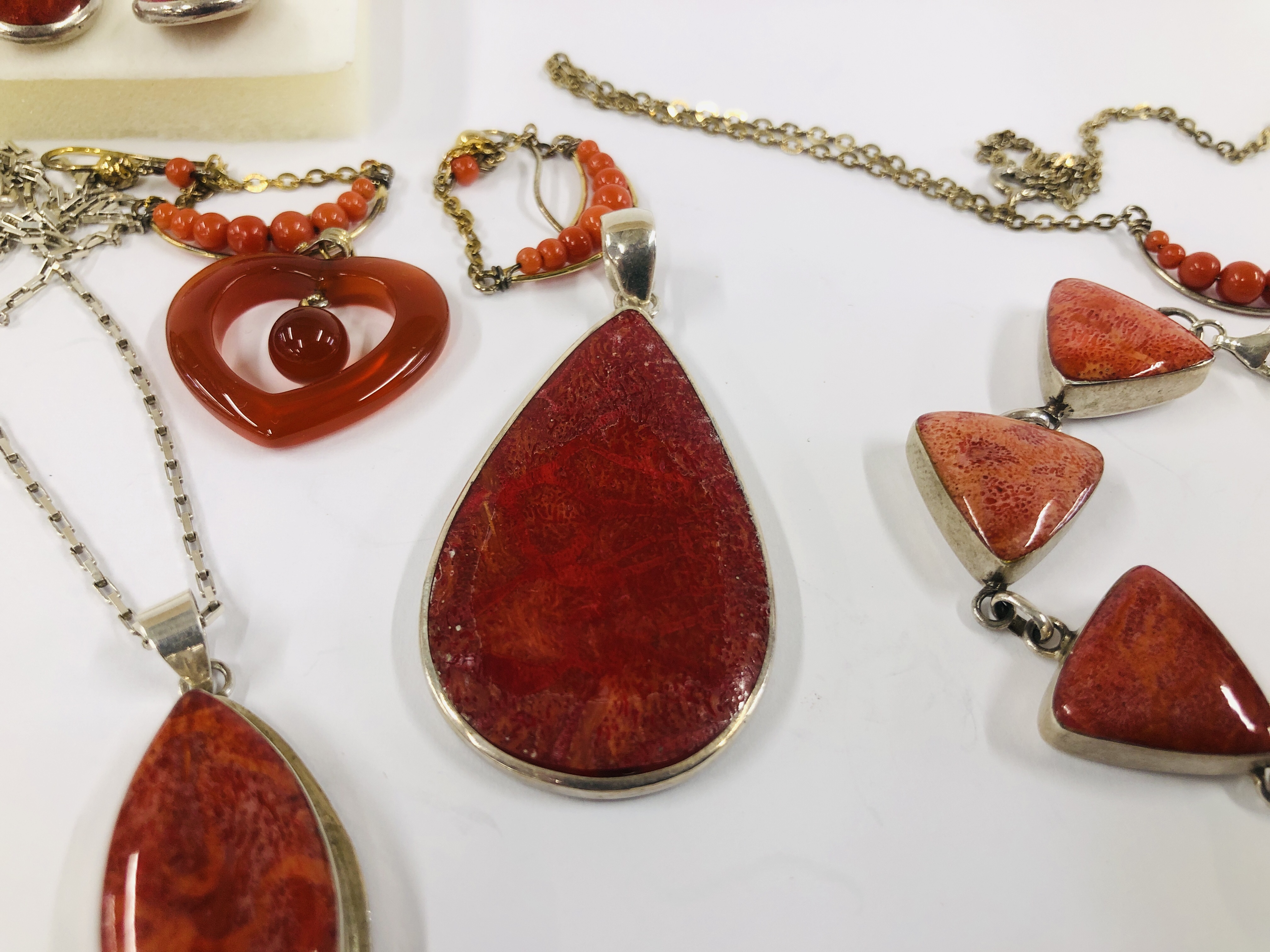 A COLLECTION OF ASSORTED MODERN AND VINTAGE SILVER STONE SET JEWELLERY TO INCLUDE A SILVER CORAL - Image 3 of 8