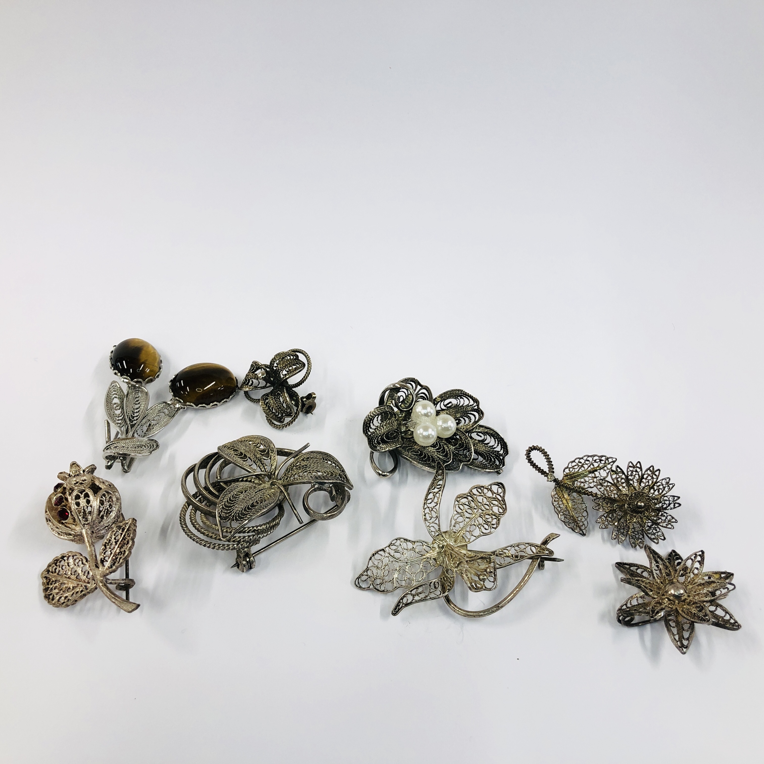 SELECTION OF 8 MIXED GRADE SILVER VINTAGE BROOCHES.