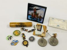 A TRAY OF COLLECTIBLES TO INCLUDE BADGES, BUTTERFLY WING PICTURE,