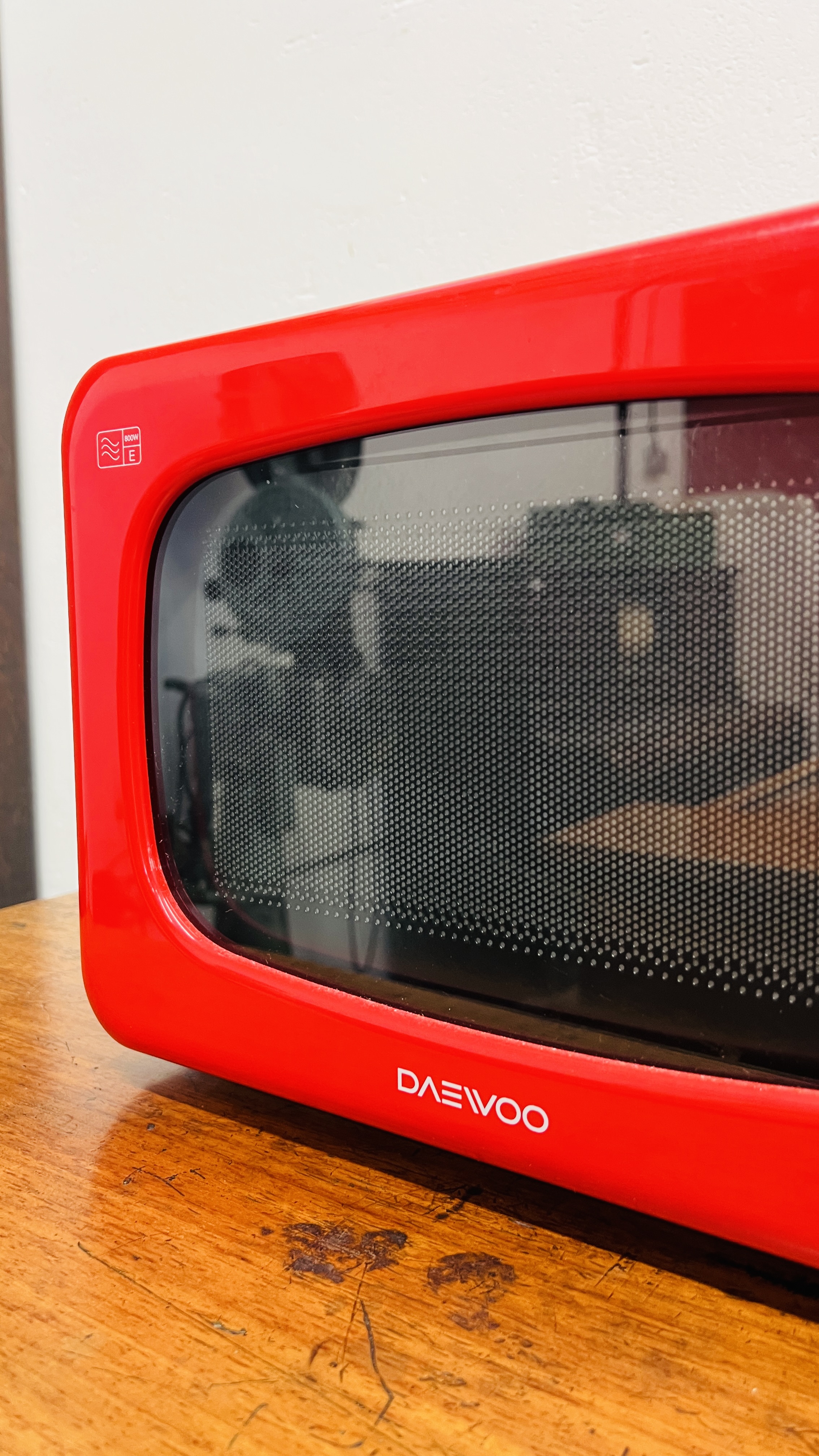 DAEWOO 800 WATT RED FINISH MICROWAVE OVEN - SOLD AS SEEN. - Image 4 of 5