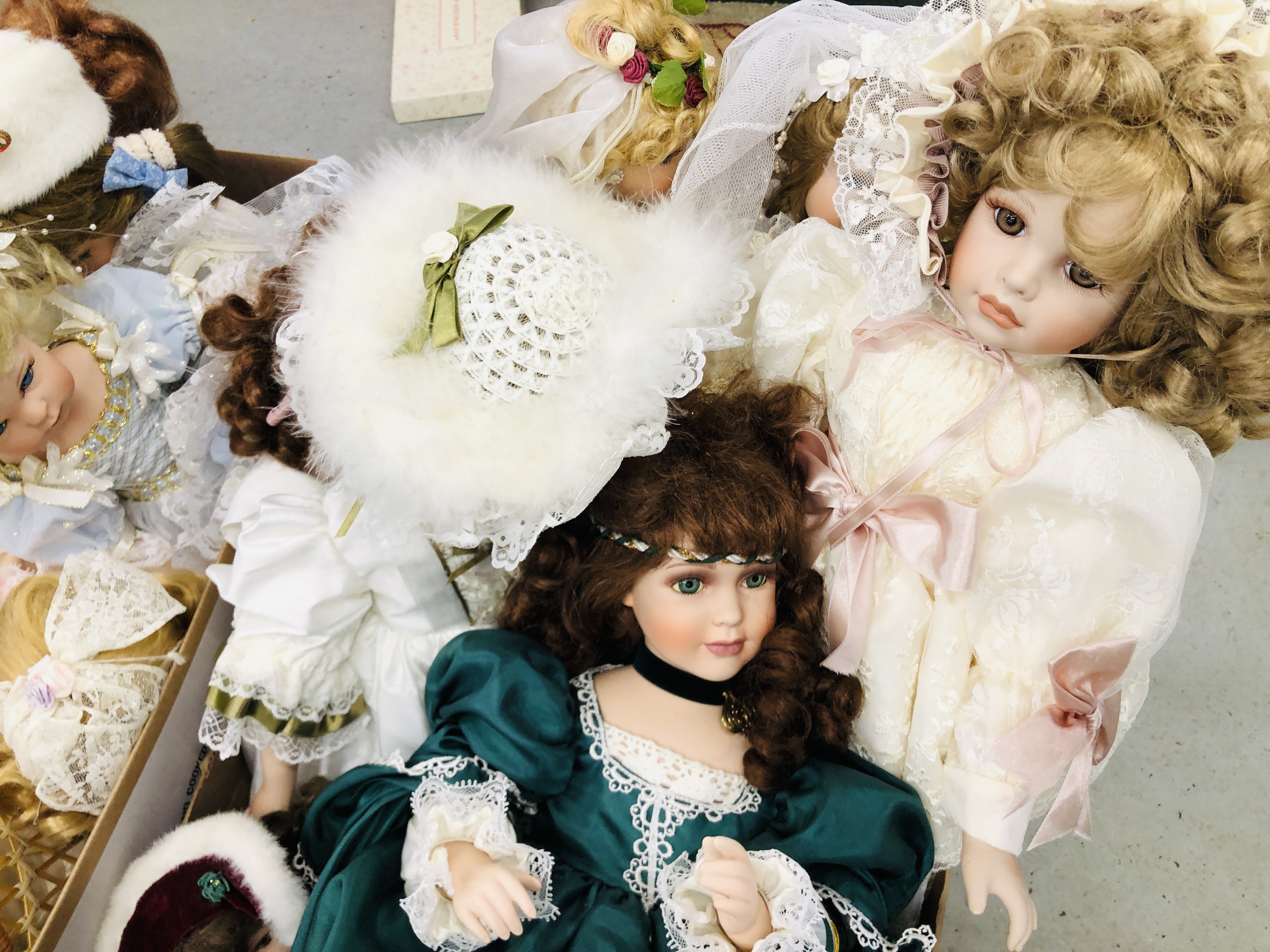 TWO BOXES CONTAINING AN EXTENSIVE COLLECTION OF QUALITY CHINA DOLLS TO INCLUDE LIMITED EDITION - Image 2 of 5
