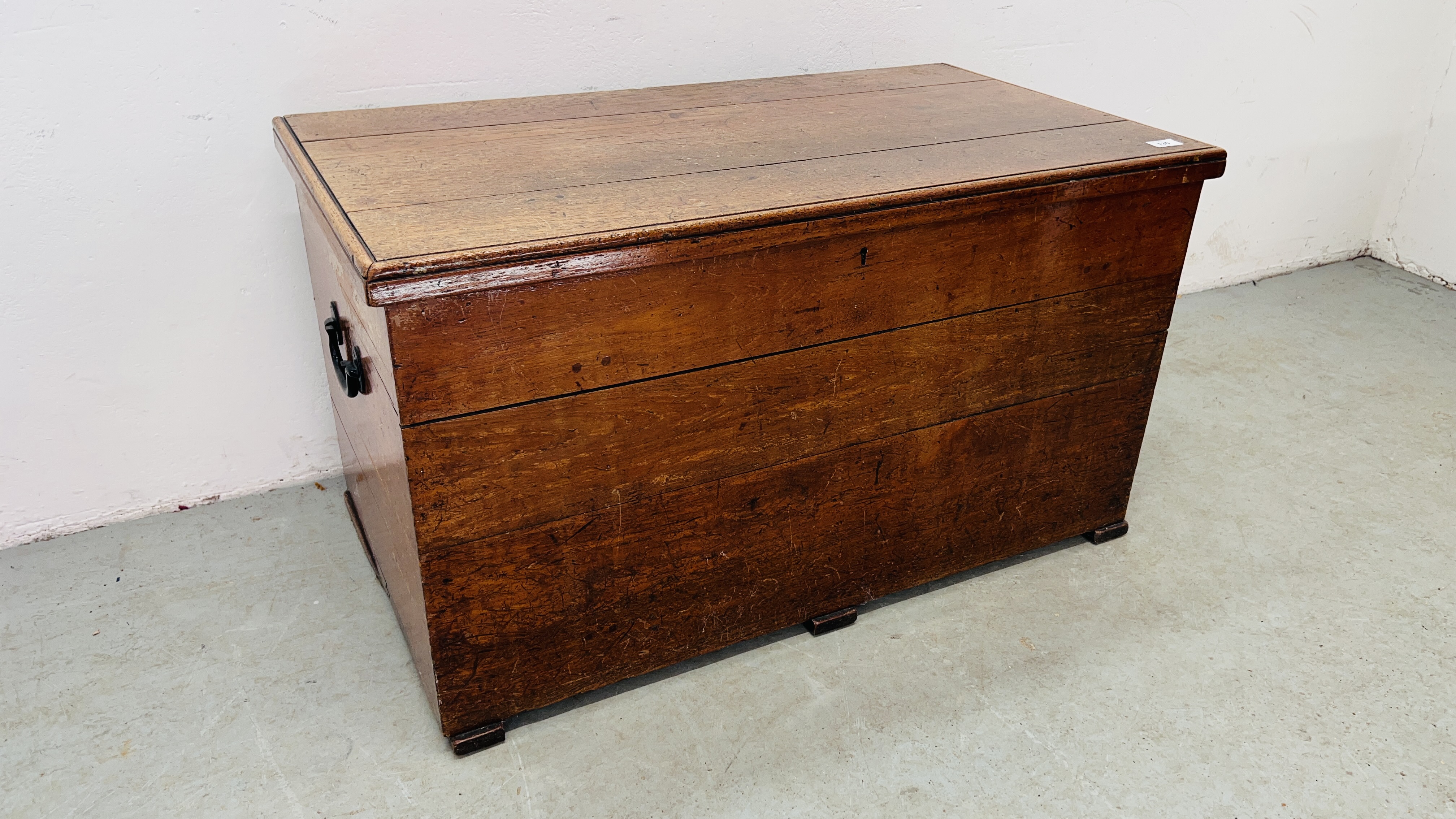 A HEAVY OAK BLANKET BOX, W 95CM, D 55CM, H 53CM. - Image 3 of 12