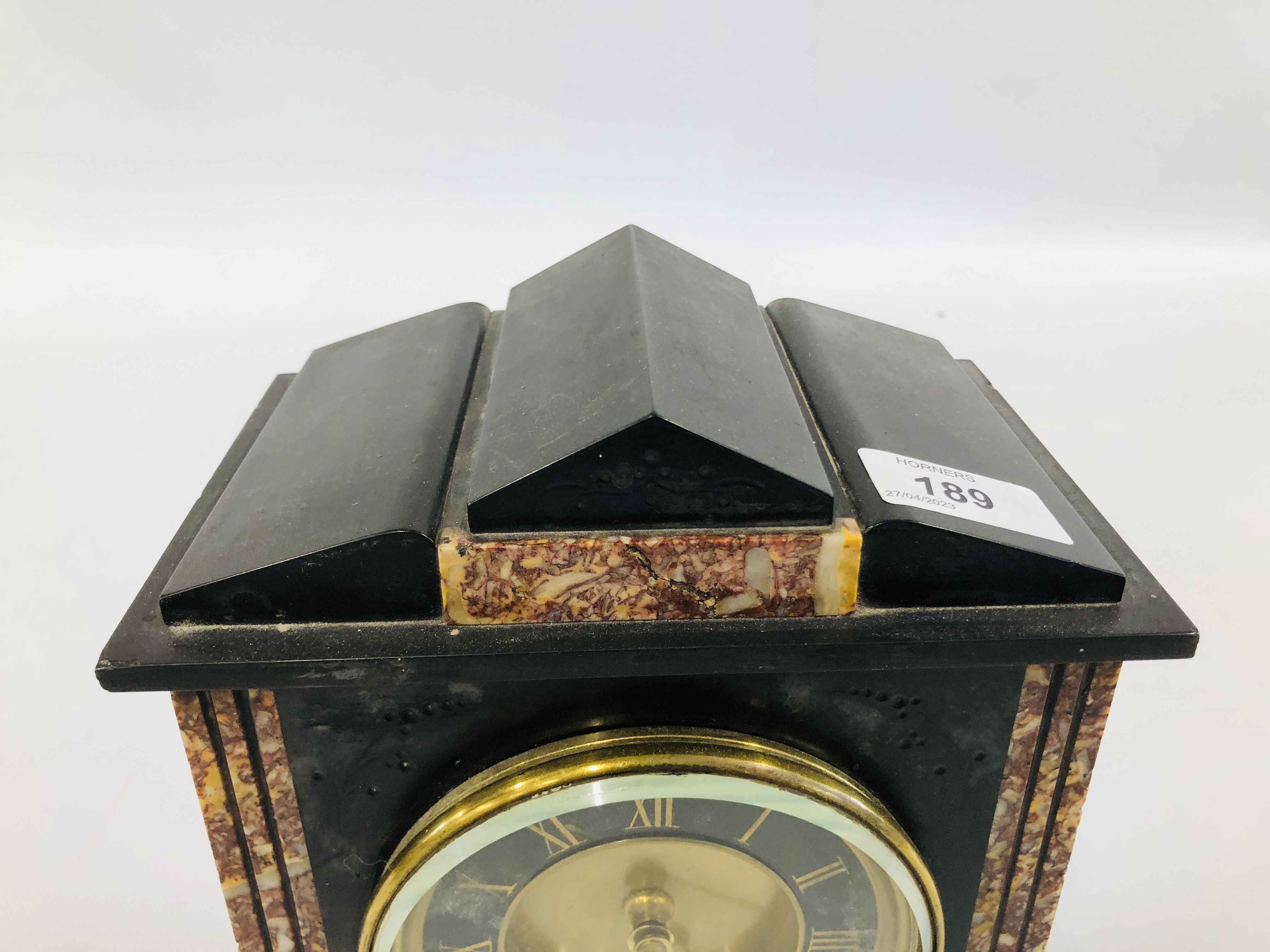 SLATE MANTEL CLOCK WITH MARBLE INLAID DETAIL, THE MOVEMENT STAMPED G.B WITH PENDULUM AND KEY. - Image 2 of 9