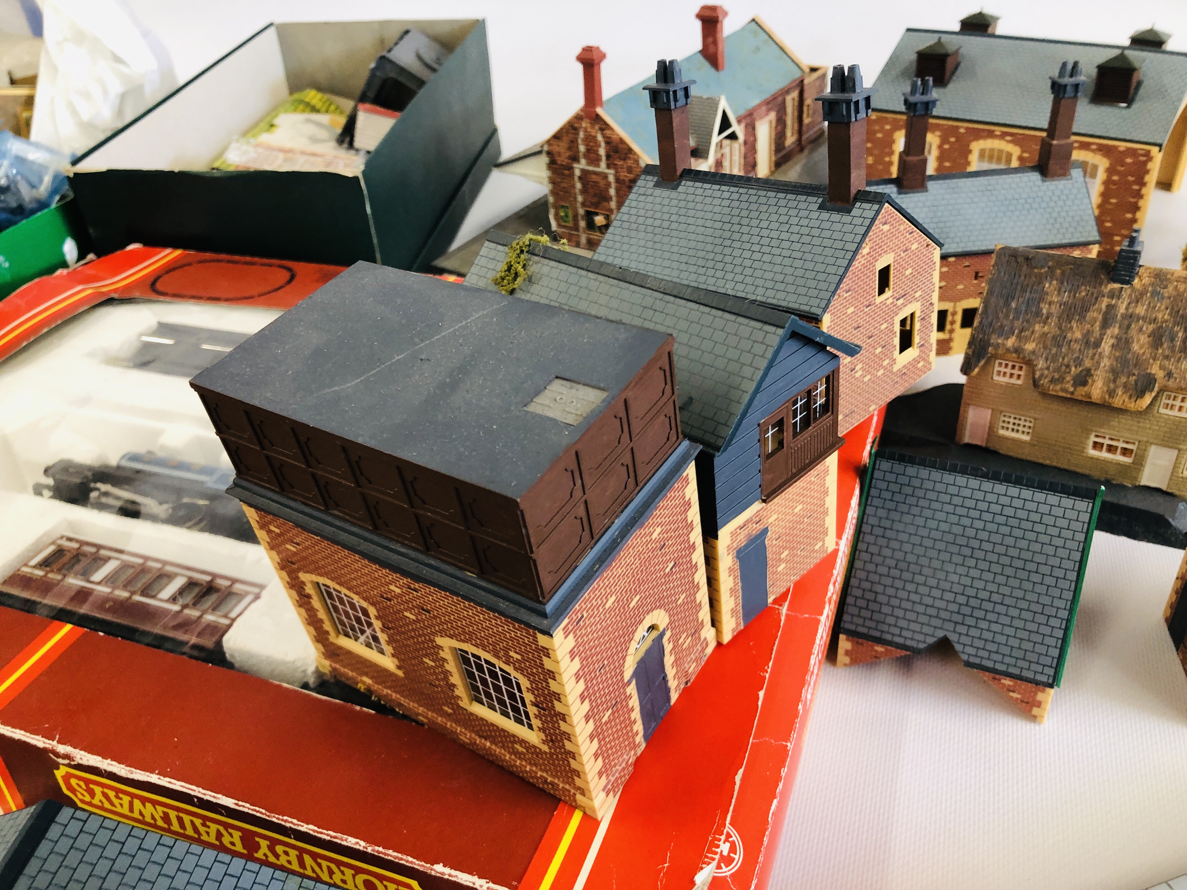 A BOXED HORNBY, CALEDONIAN PASSENGERS SET ALONG WITH 2 BOXES OF TRACKSIDE TO INCLUDE BUILDING. - Image 3 of 11