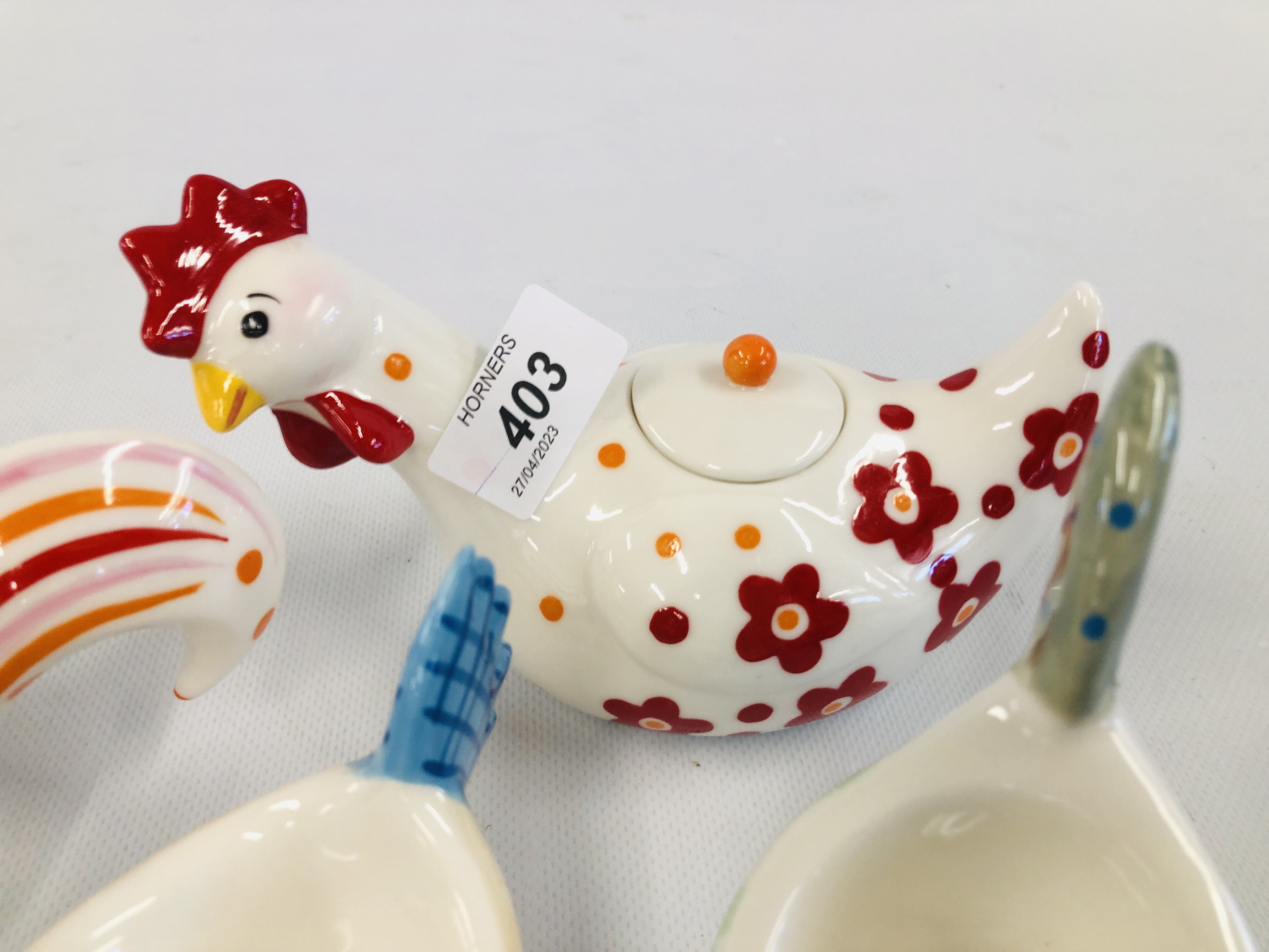 A COLLECTION OF 8 PAIRS OF VILLEROY & BOCH PERCELAIN FARM YARD CHARACTERS IN THE FORM OF COW CREAM - Image 4 of 9