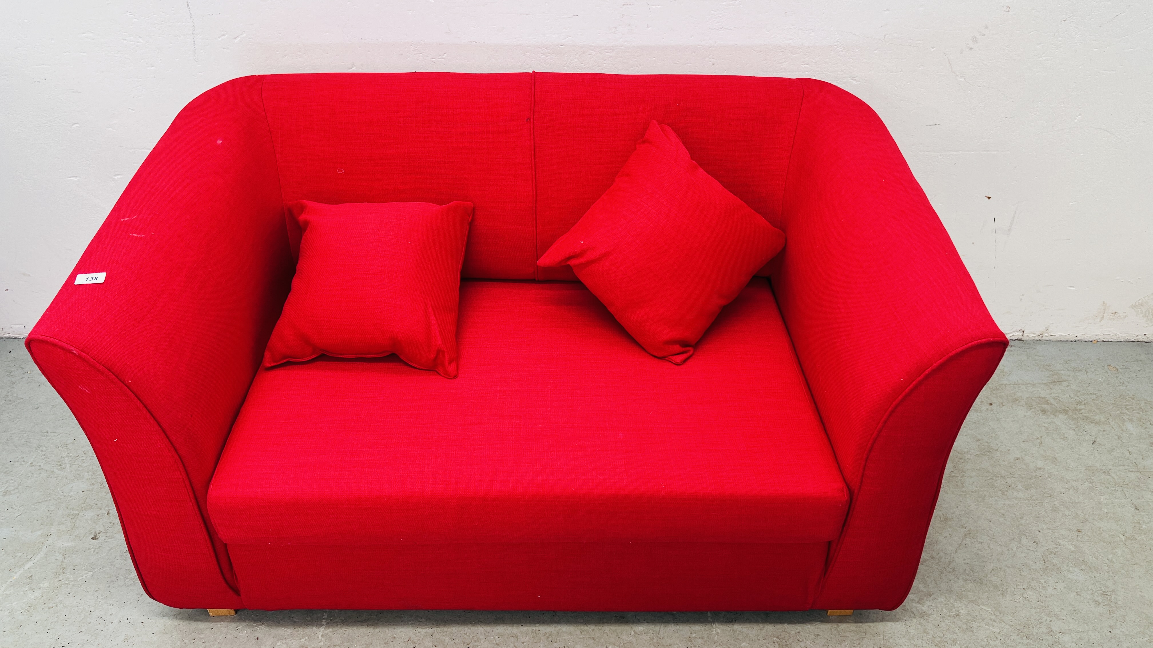 A MODERN RED FABRIC UPHOLSTERED TWO SEATER SOFA WITH MATCHING CUSHIONS. - Image 2 of 6