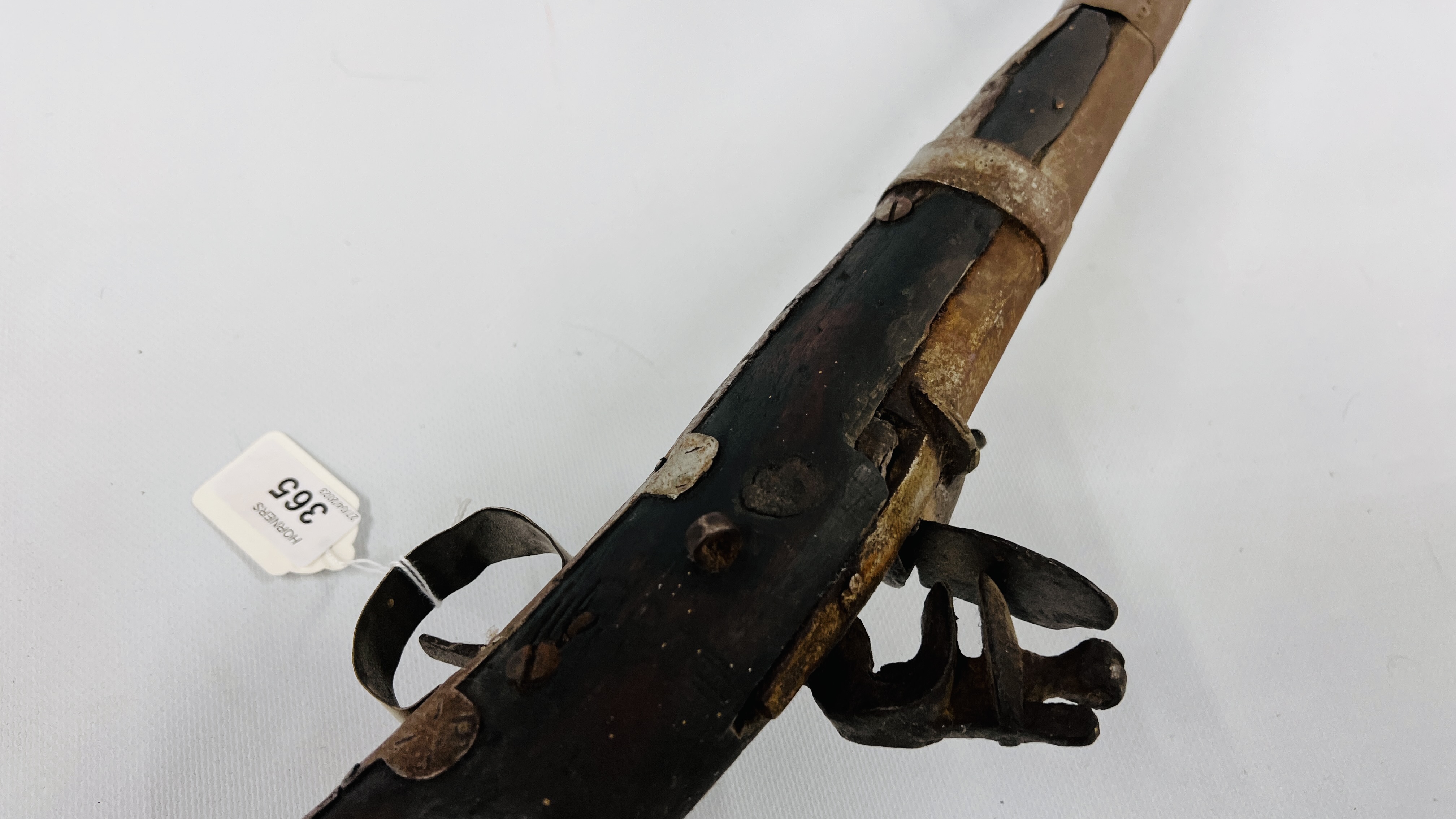 ANTIQUE SIND FLINT LOCK LONG RIFLE. - Image 11 of 12