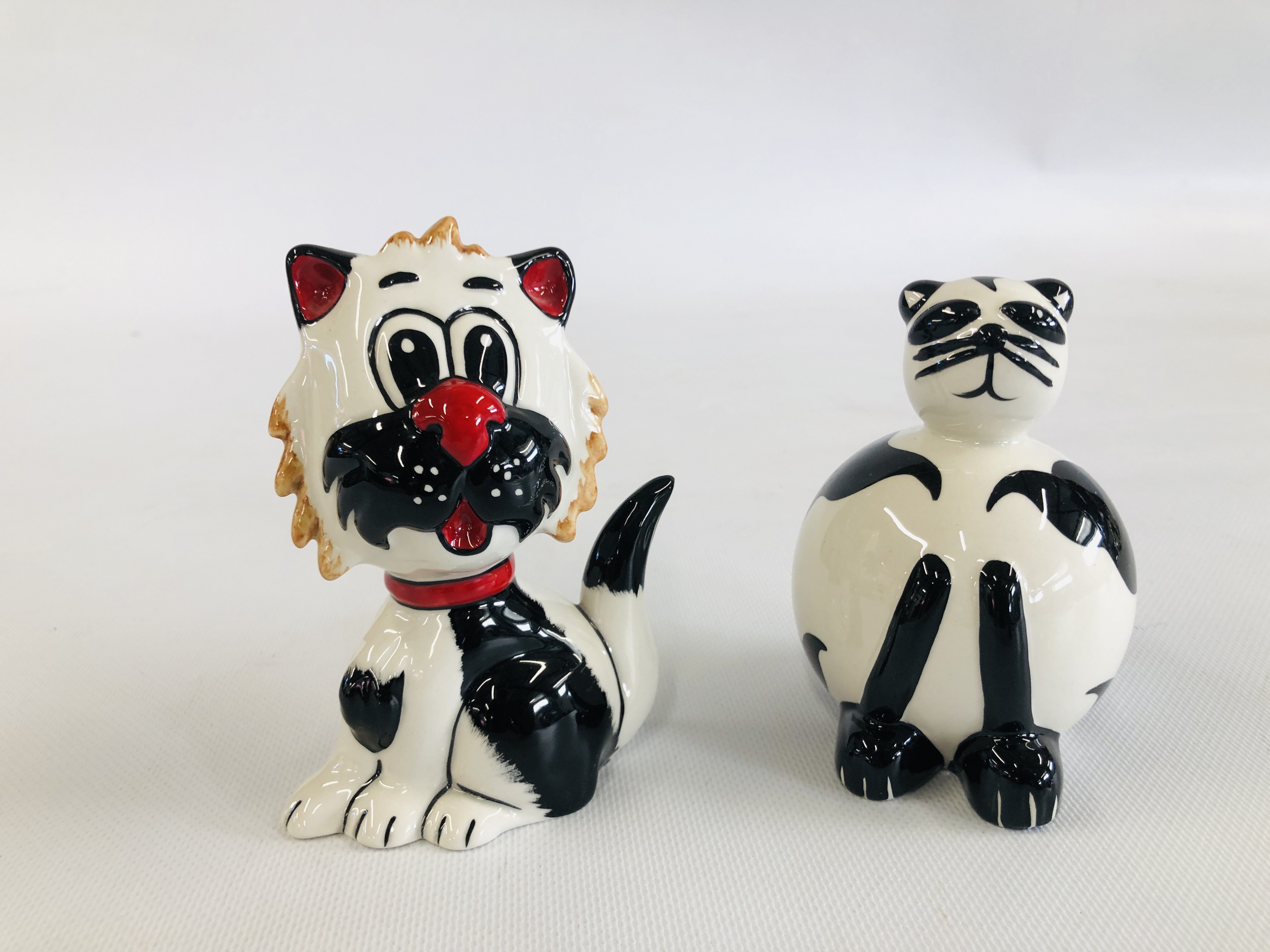 TWO "LORNA BAILEY" COLLECTORS CATS TO INCLUDE BOWLER H 11CM & PRECIOUS H 12CM BEARING SIGNATURE