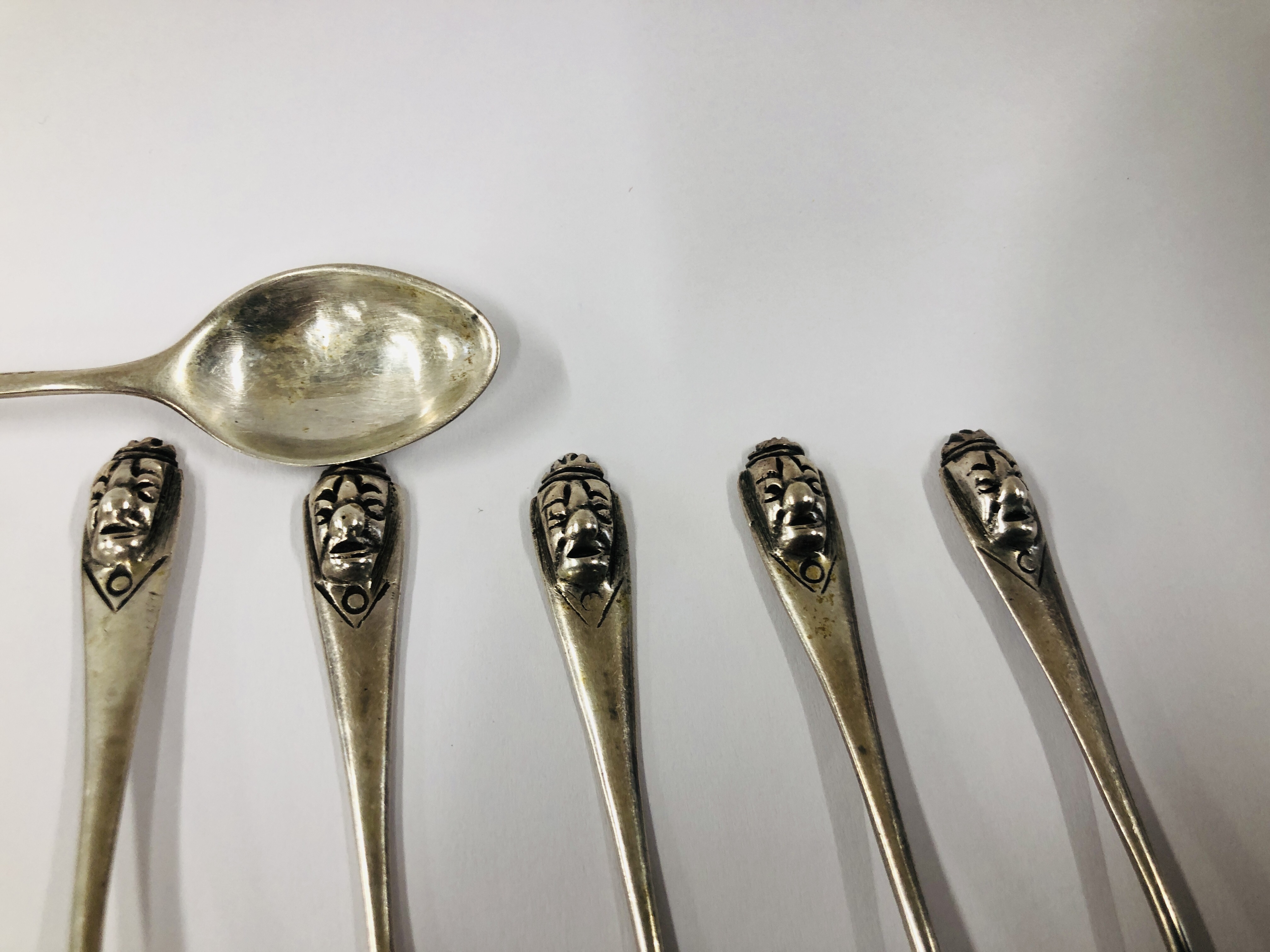 A SET OF TWELVE PERUVIAN SILVER COFFEE SPOONS WITH MASK HANDLES. - Image 4 of 8