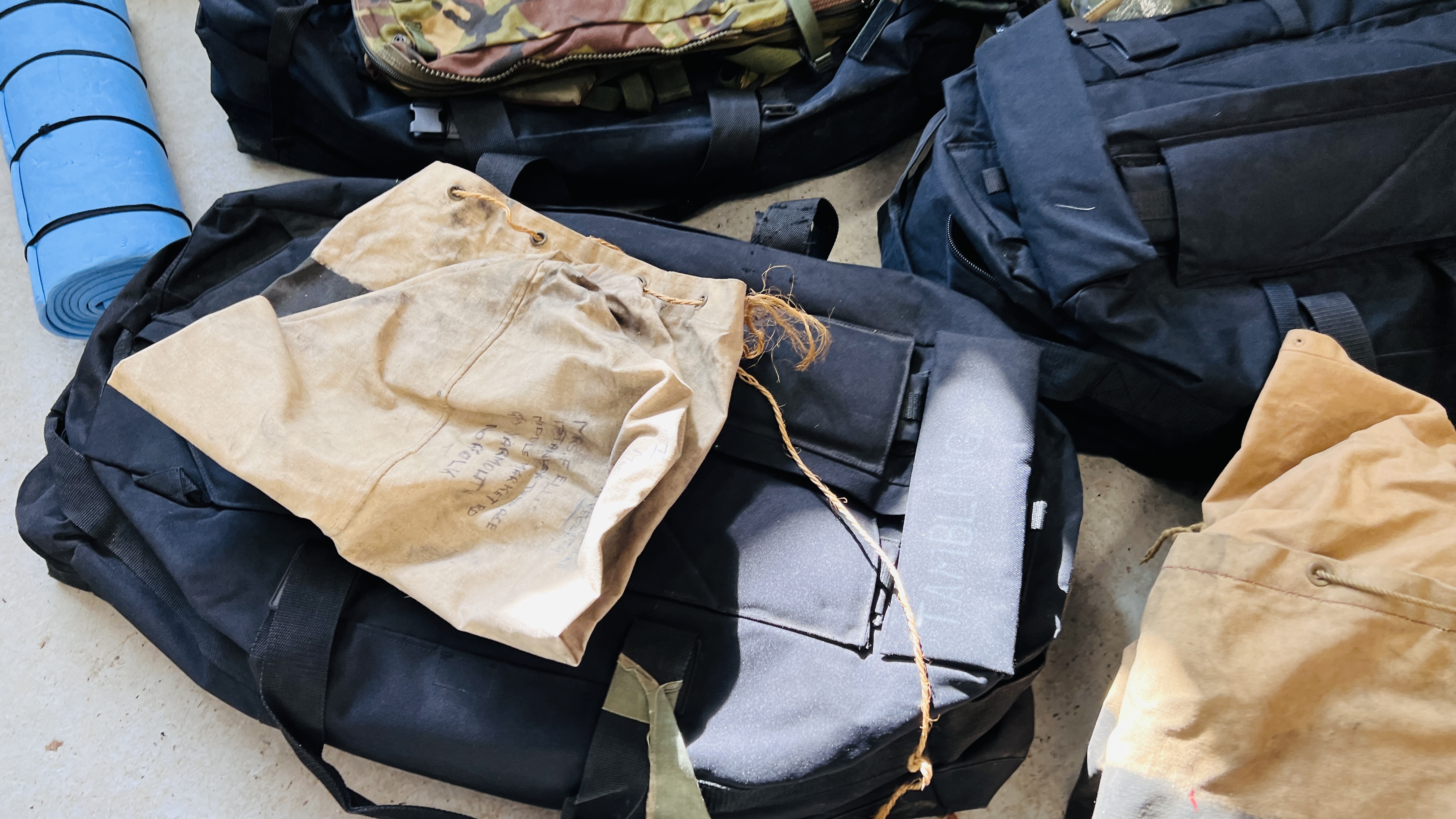 7 X KIT BAGS CONTAINING AN EXTENSIVE GROUP OF TACTICAL ARMY CLOTHING, BACK PACKS, - Image 3 of 24