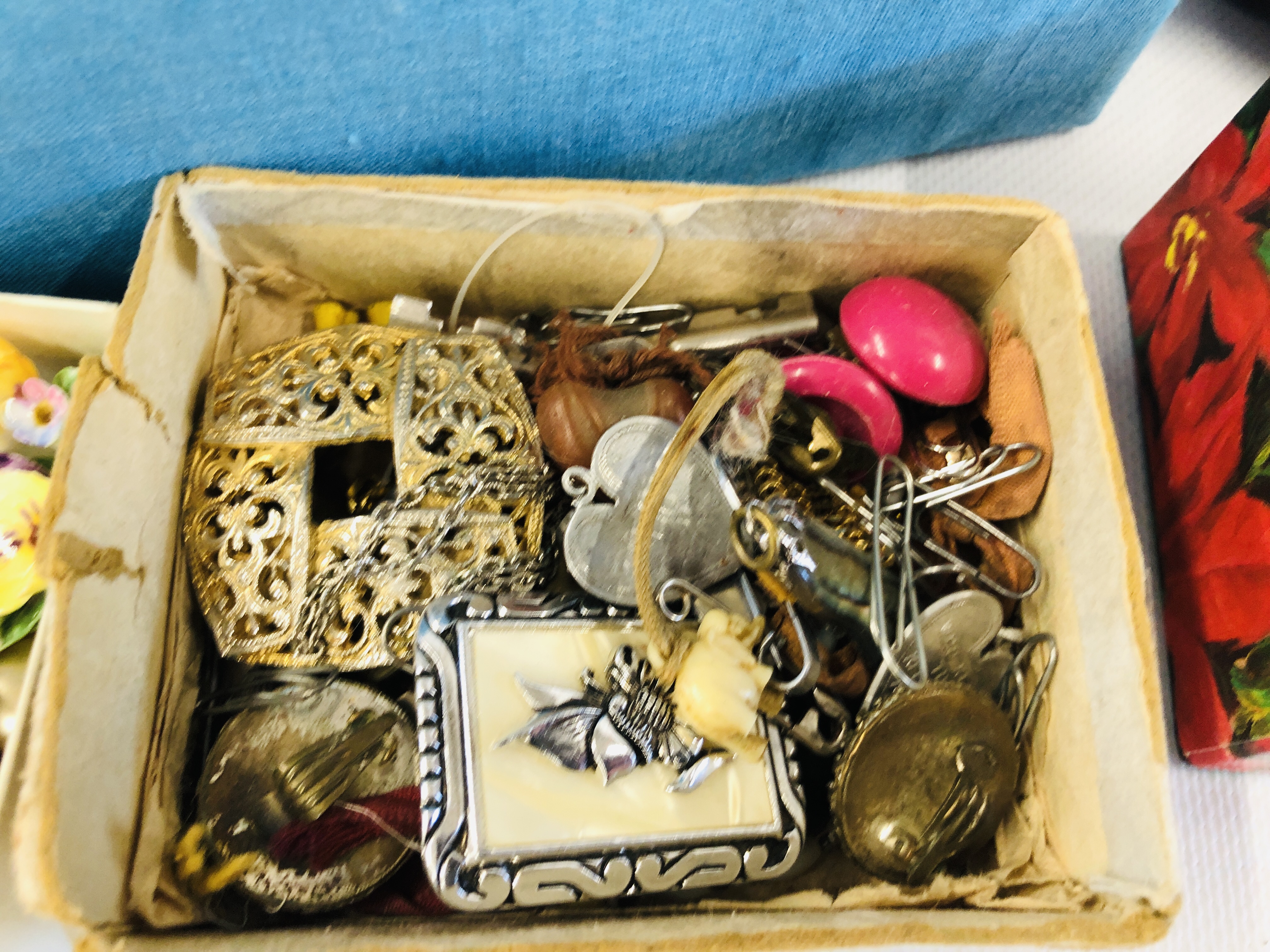 3 X BOXES OF ASSORTED COSTUME JEWELLERY TO INCLUDE VINTAGE BROOCHES, COMPACTS & WATCHES, - Image 11 of 14