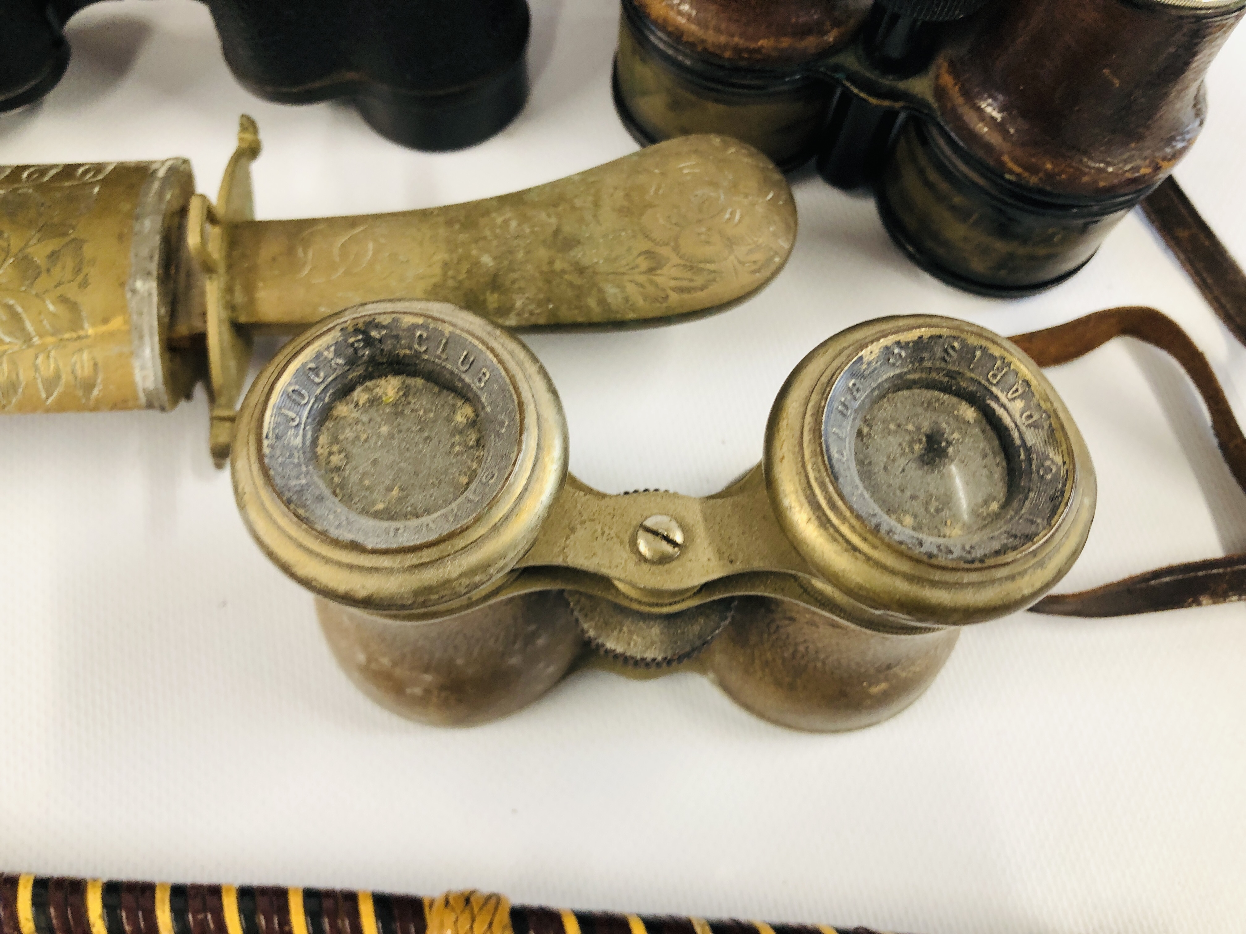 A GROUP OF VINTAGE COLLECTIBLES TO INCLUDE BINOCULARS, ORIENTAL BRASS CASE WITH TWO DAGGERS, - Image 4 of 10