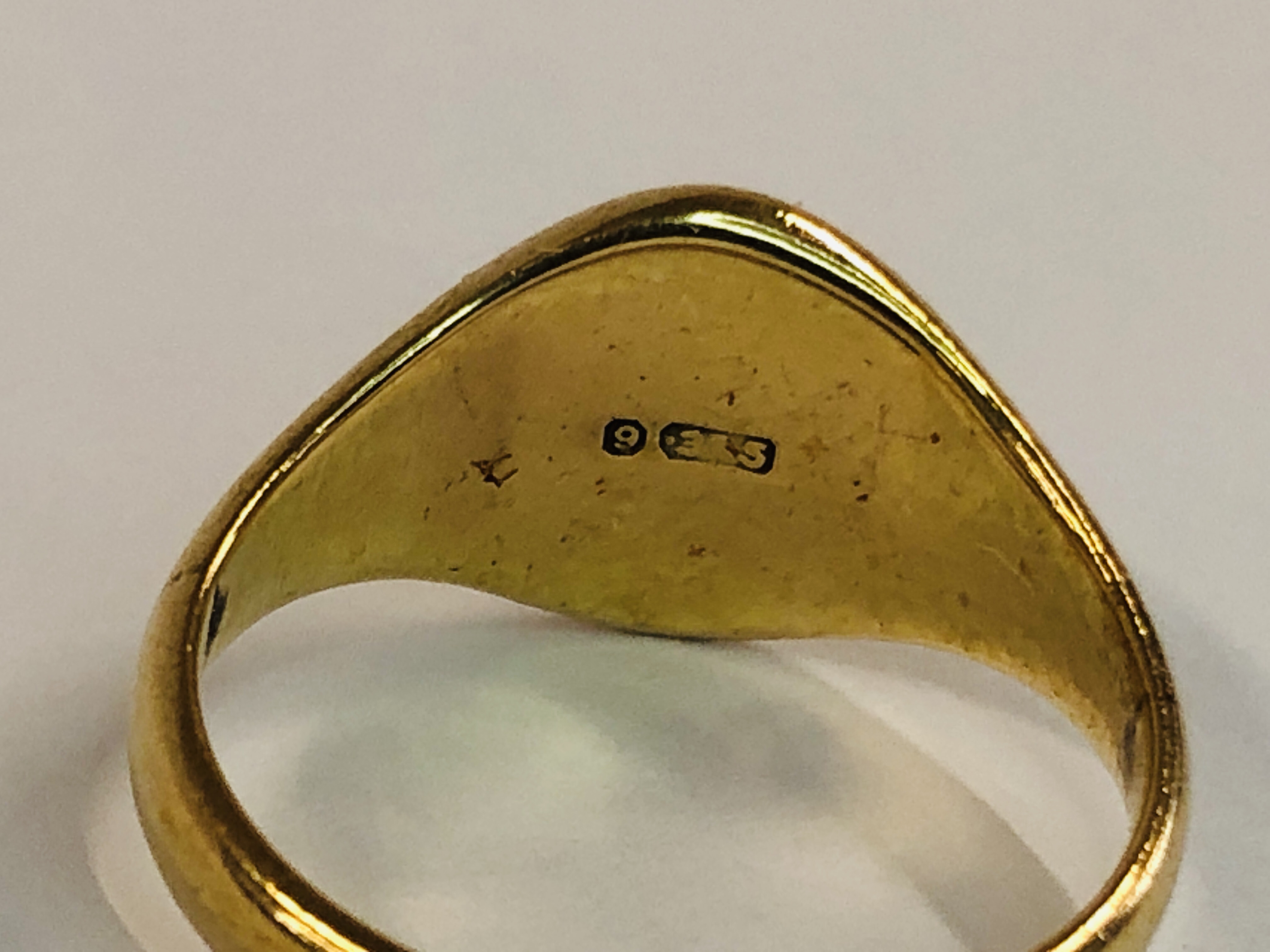 AN ANTIQUE 9CT GOLD SIGNET RING. - Image 6 of 8