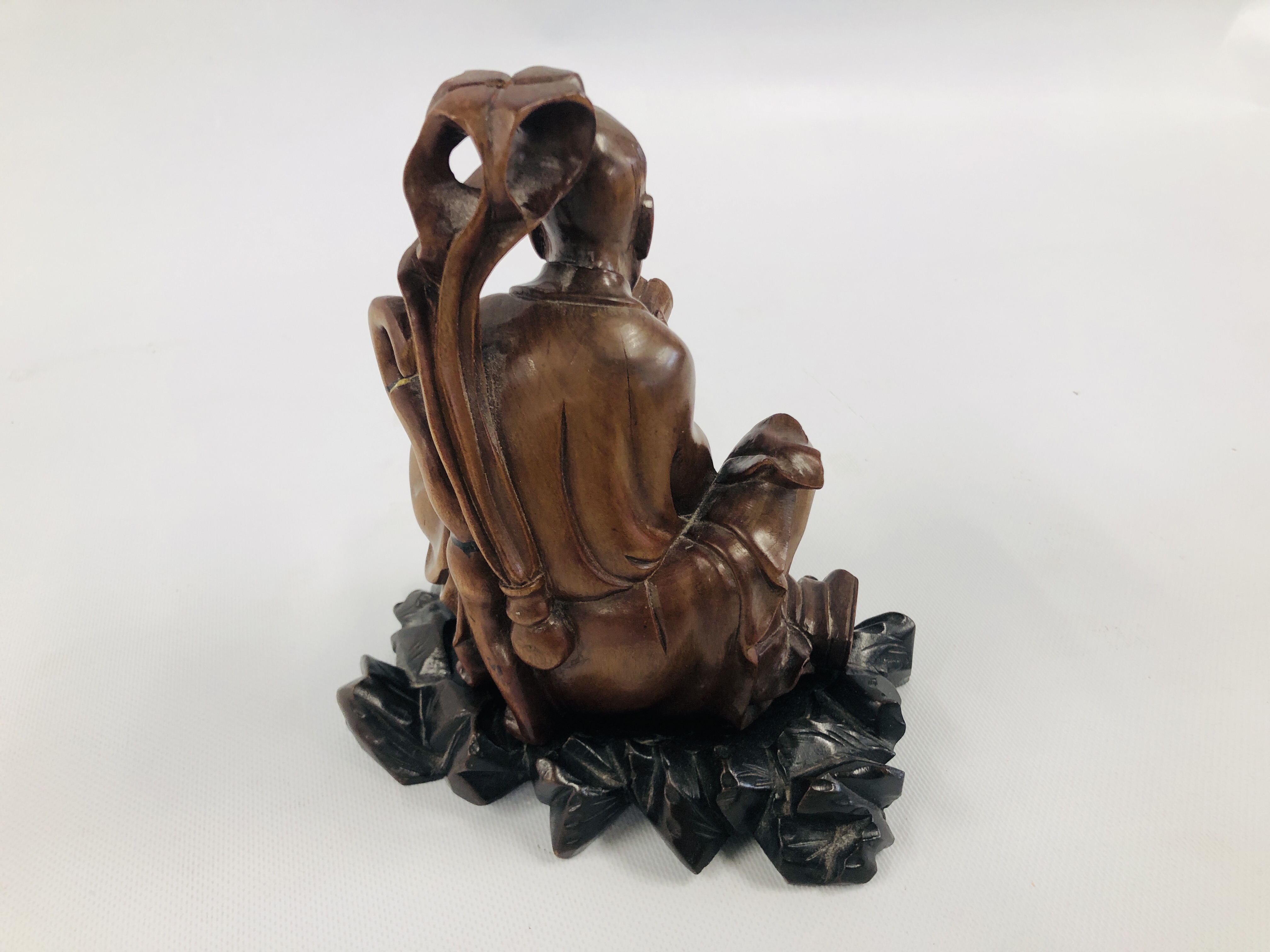 AN EARLY C20TH CHINESE CARVED HARDWOOD FIGURE OF A SEATED SCHOLAR WITH TIGER ON CARVED STAND (A/F) - Image 5 of 7