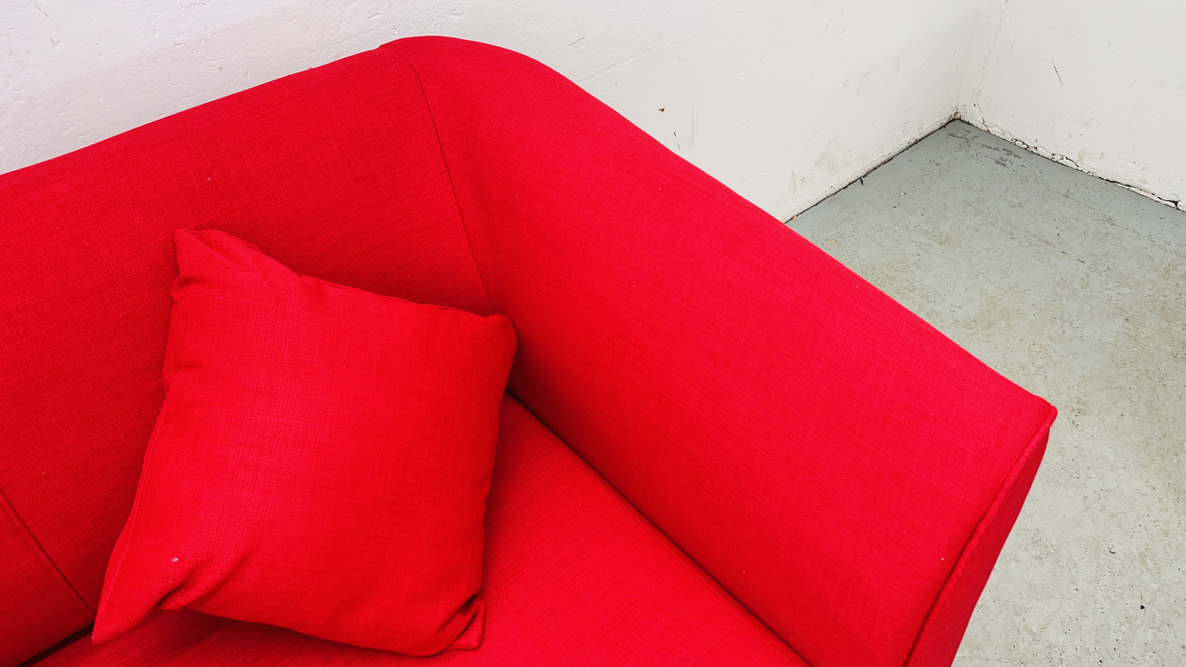 A MODERN RED FABRIC UPHOLSTERED TWO SEATER SOFA WITH MATCHING CUSHIONS. - Image 6 of 6