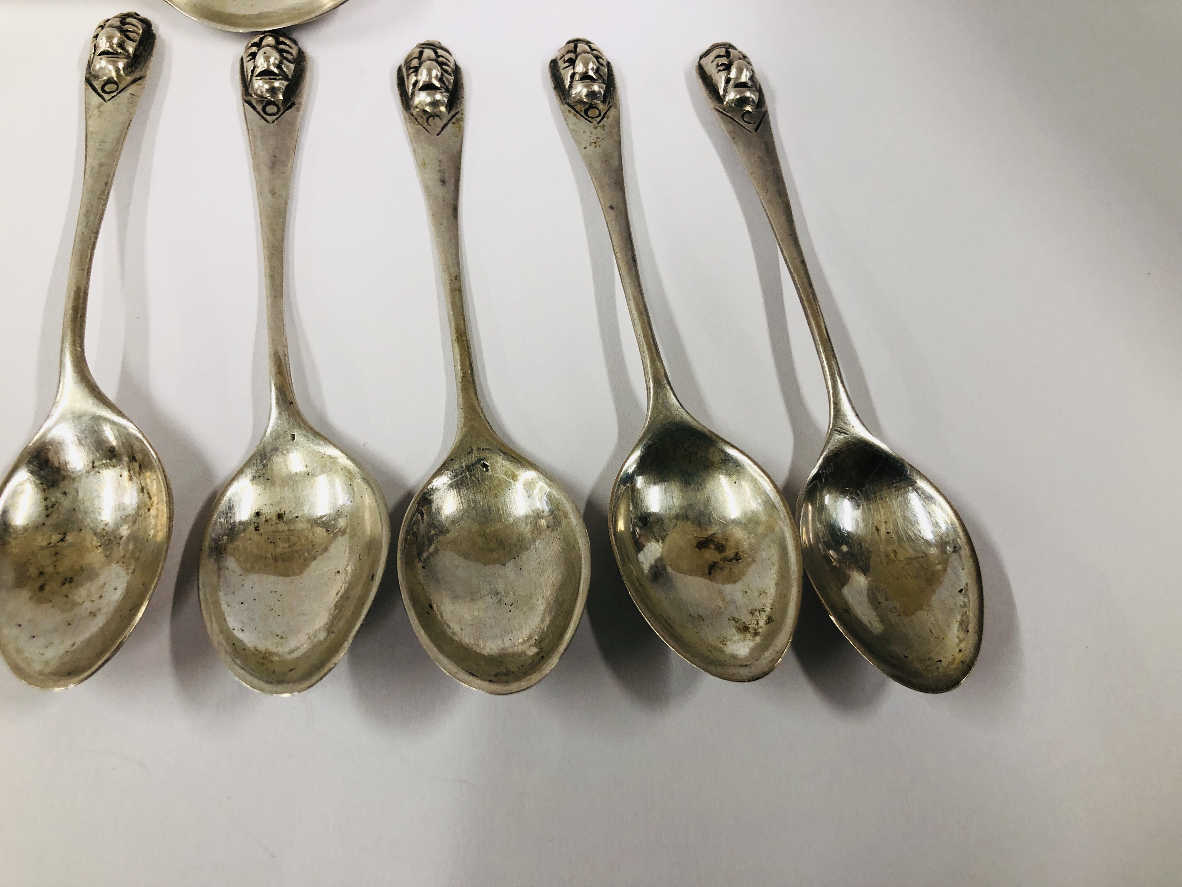 A SET OF TWELVE PERUVIAN SILVER COFFEE SPOONS WITH MASK HANDLES. - Image 5 of 8