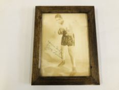 A FRAMED AND MOUNTED PHOTOGRAPH JOE LOUIS BEARING SIGNATURE JOE LOUIS - H 22CM X W 16.5CM.