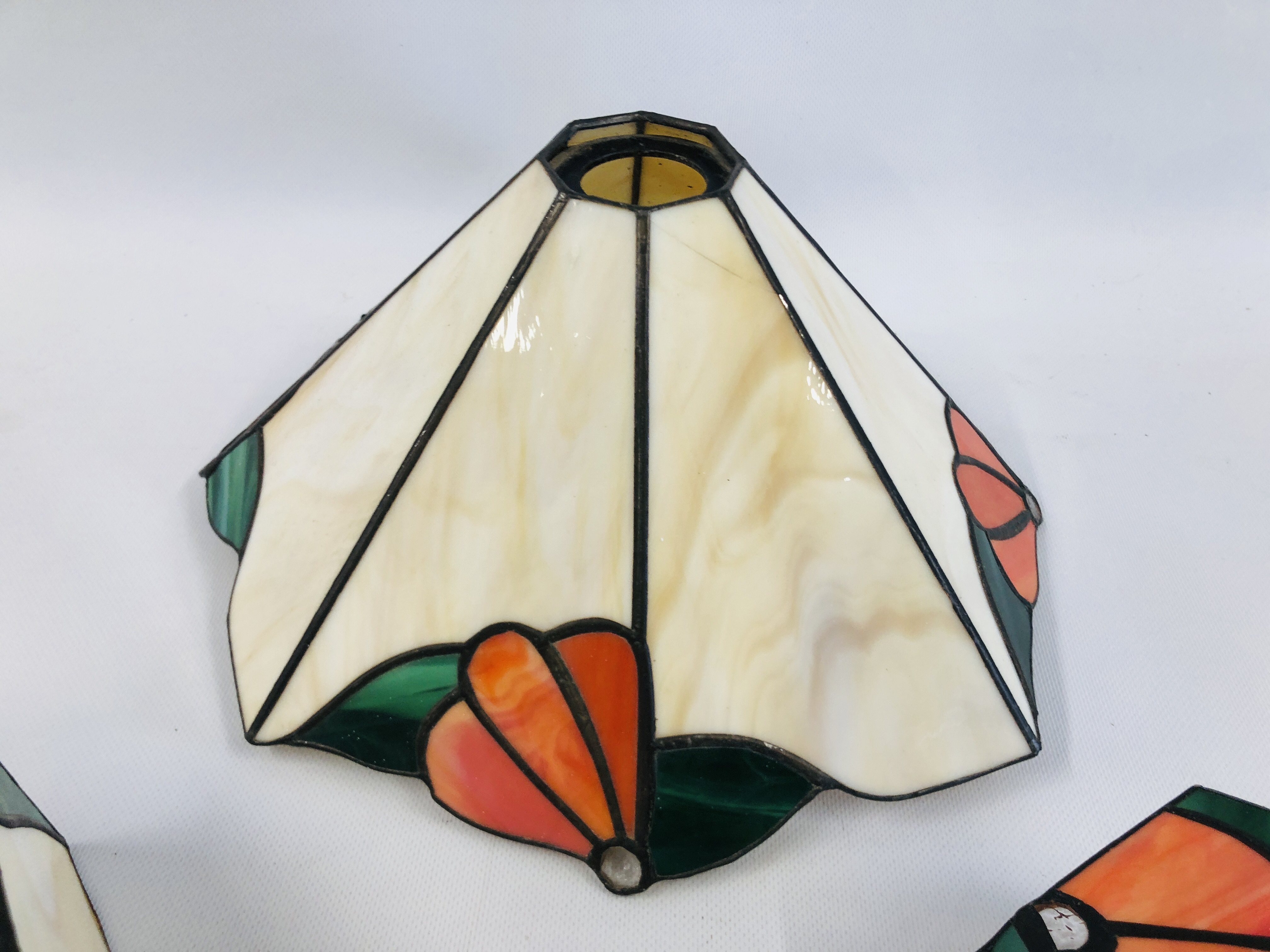 A TIFFANY STYLE STAINED GLASS PENDANT LAMP SHADE ALONG WITH TWO MATCHING WALL LIGHT SHADES, 1 A/F. - Image 3 of 7