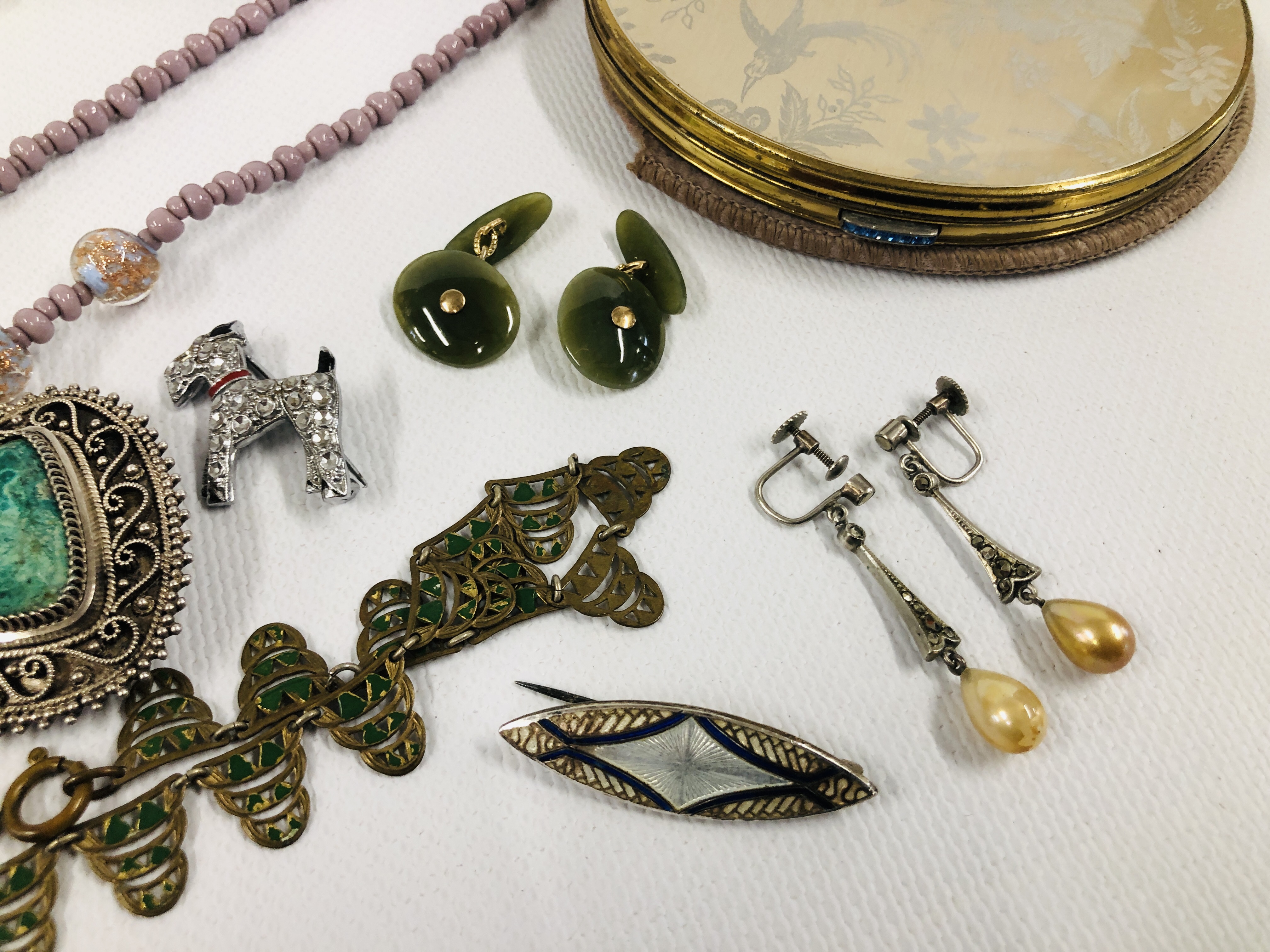 A TRAY OF ART DECO JEWELLERY AND COMPACTS, JADE PENDANT, - Image 2 of 4