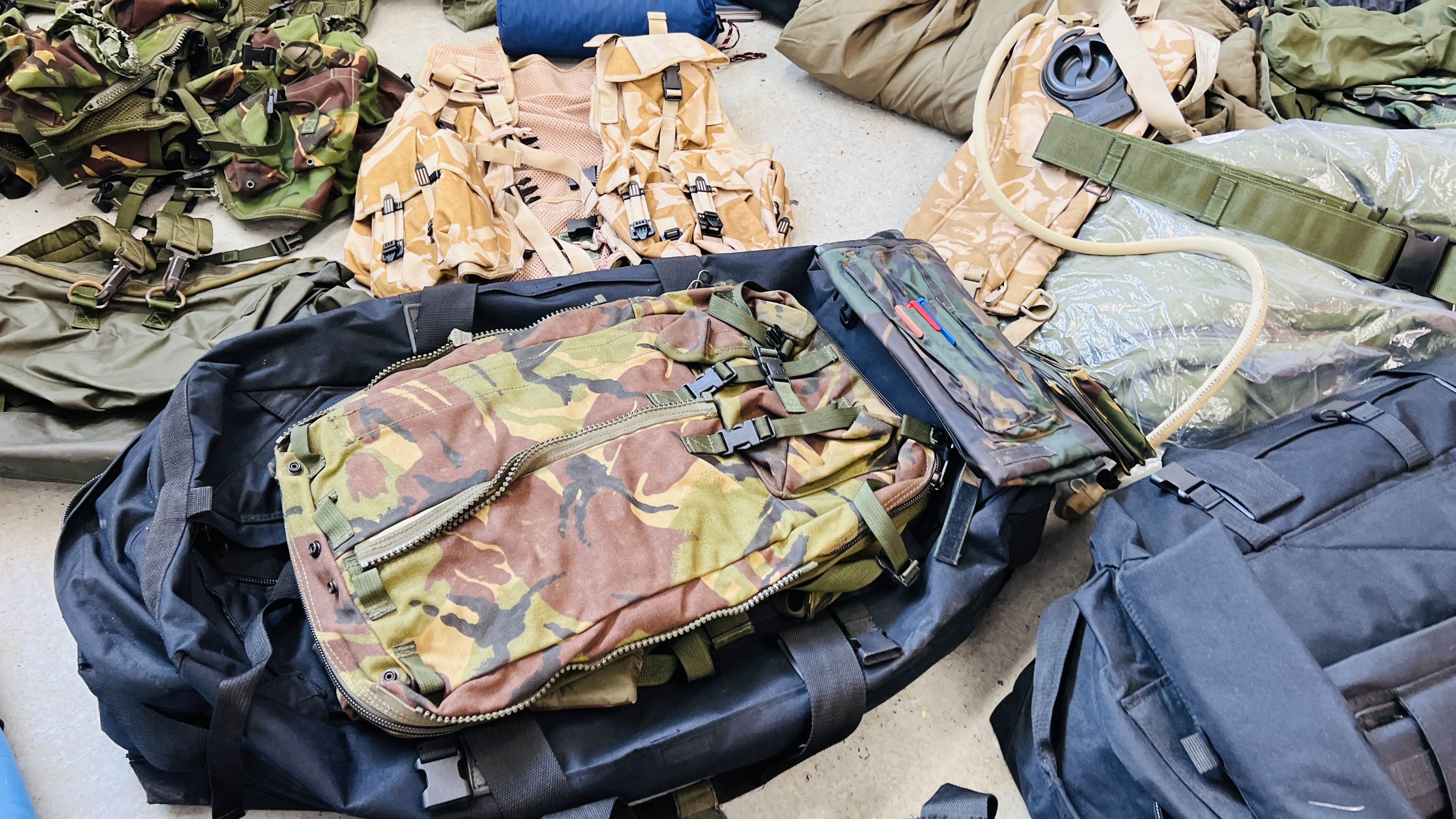 7 X KIT BAGS CONTAINING AN EXTENSIVE GROUP OF TACTICAL ARMY CLOTHING, BACK PACKS, - Image 5 of 24