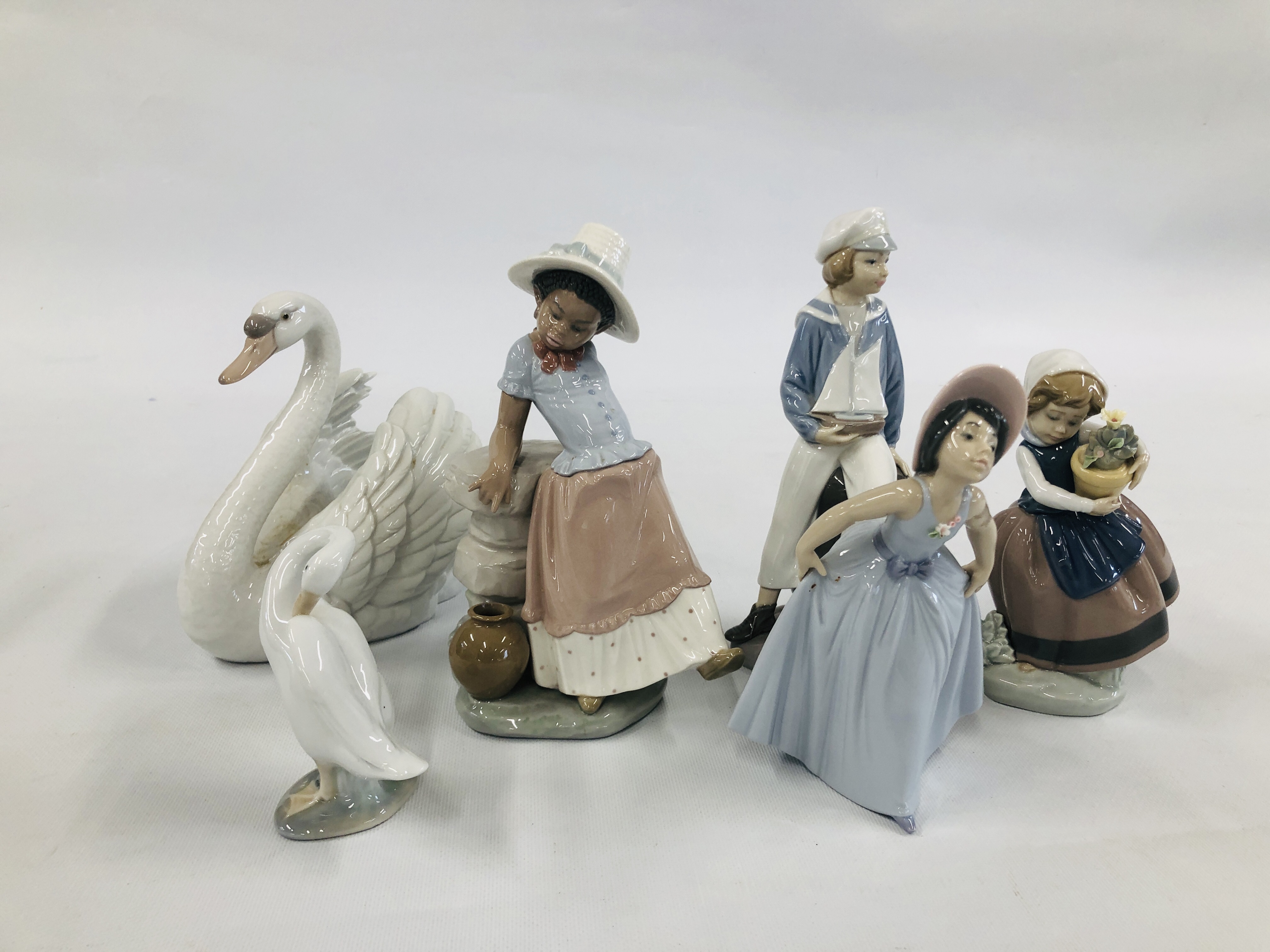 A COLLECTION OF 6 LLADRO CABINET ORNAMENTS TO INCLUDE SWAN, SAILOR ETC.