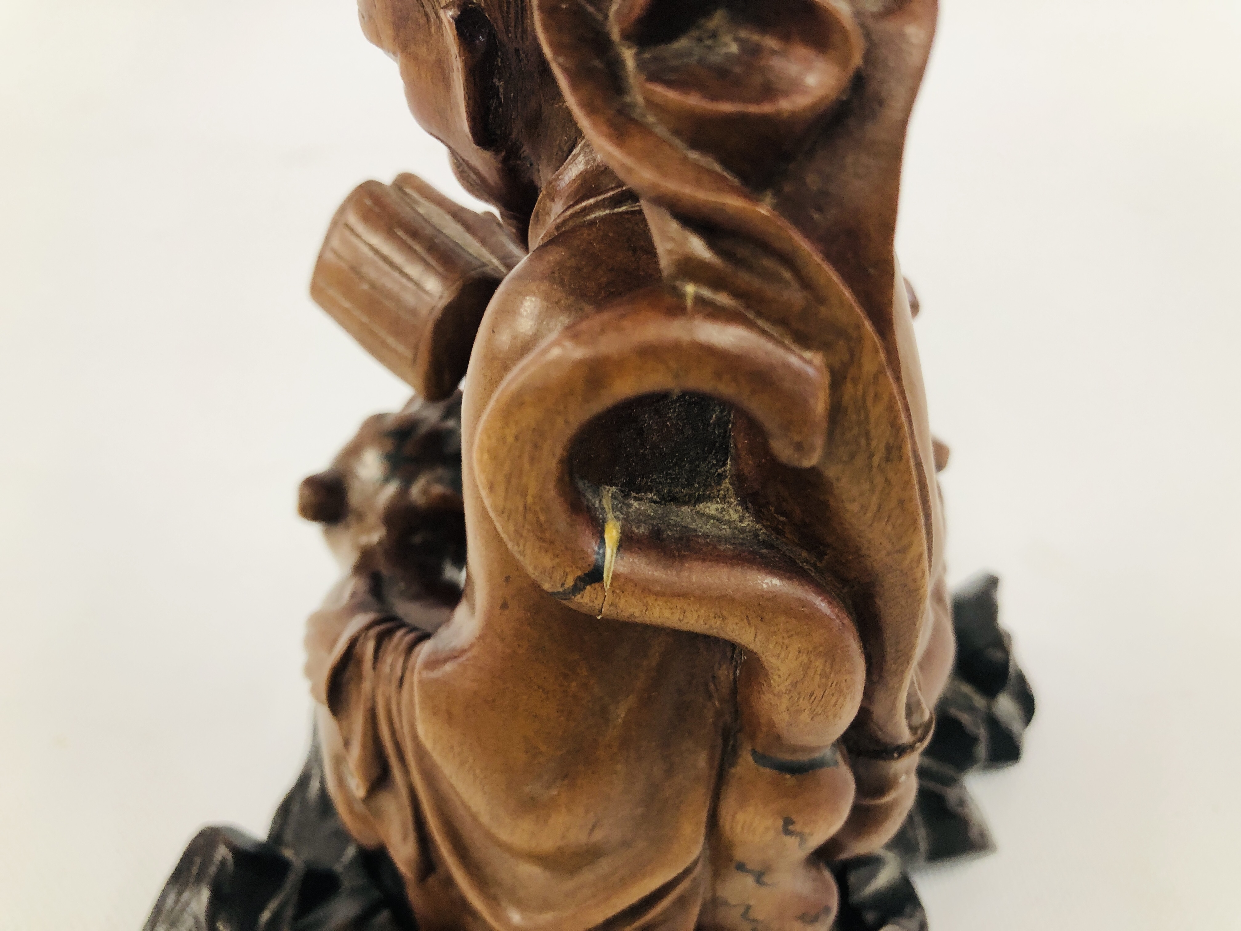 AN EARLY C20TH CHINESE CARVED HARDWOOD FIGURE OF A SEATED SCHOLAR WITH TIGER ON CARVED STAND (A/F) - Image 6 of 7