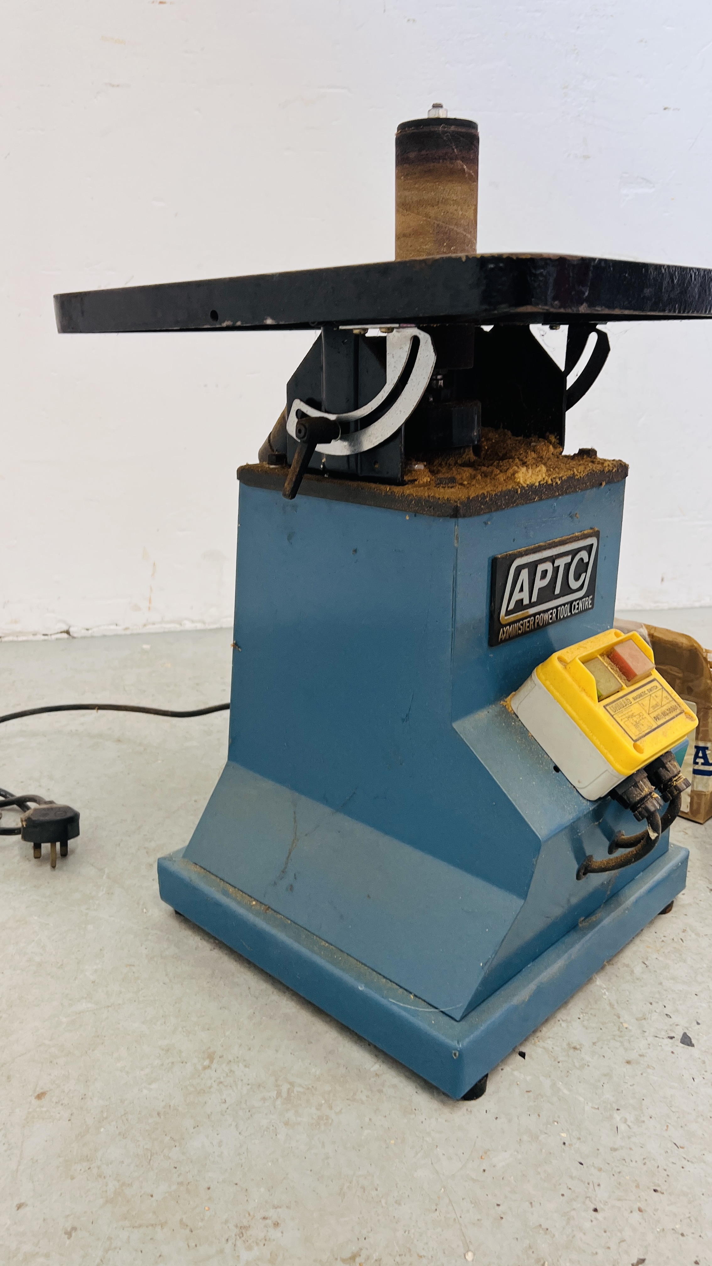 A PROFESSIONAL AXMINSTER BENCH MOUNT VERTICAL SPINDLE SANDER - MODEL OUS-T WITH ACCESSORIES - SOLD - Image 6 of 9