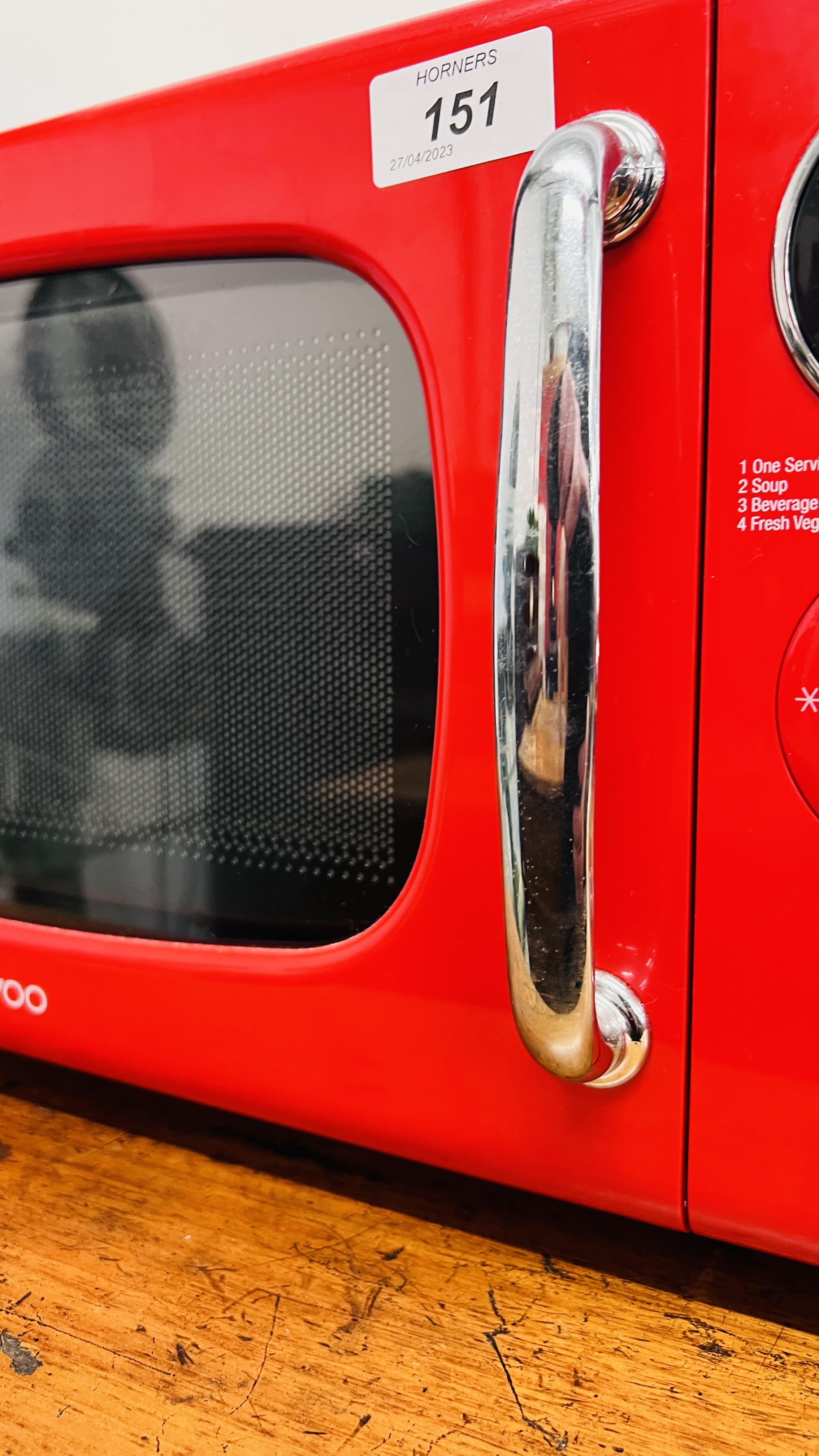 DAEWOO 800 WATT RED FINISH MICROWAVE OVEN - SOLD AS SEEN. - Image 3 of 5